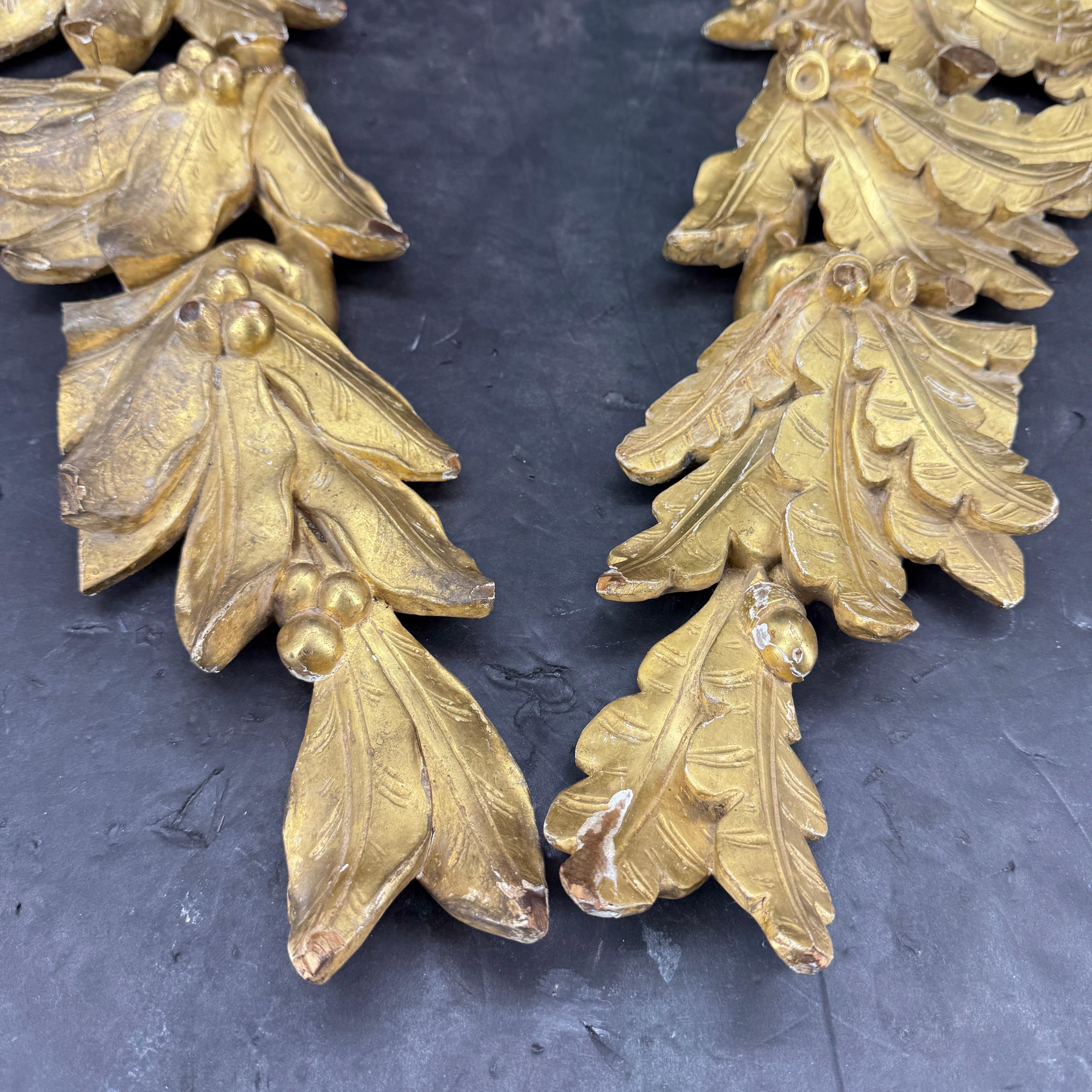 Feuille d'or 18th Century Pair of Gilt Wood Wall Fragments Sculptures with Leaves and Acorns en vente