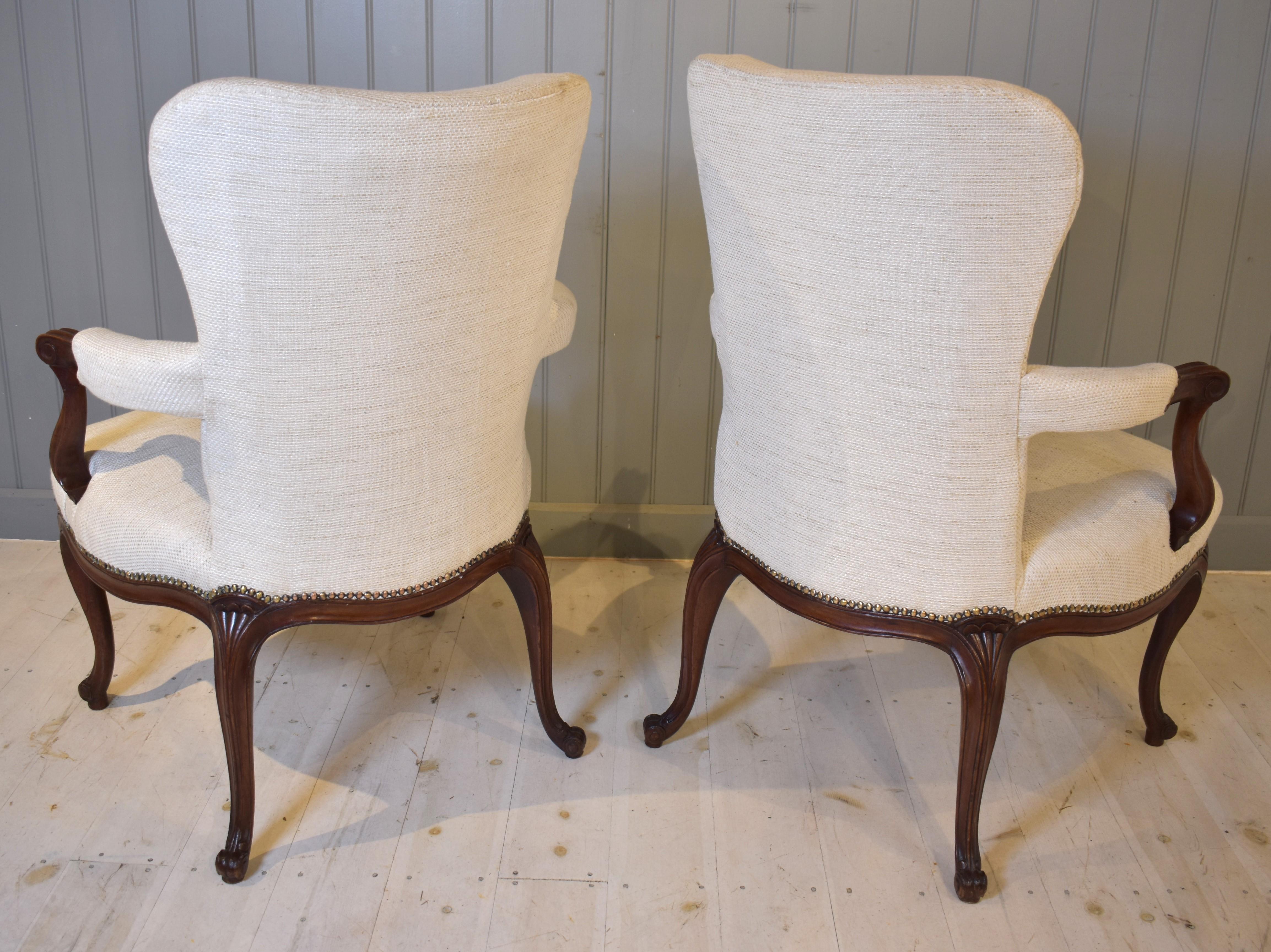 18th century pair of Hepplewhite open armchairs For Sale 1
