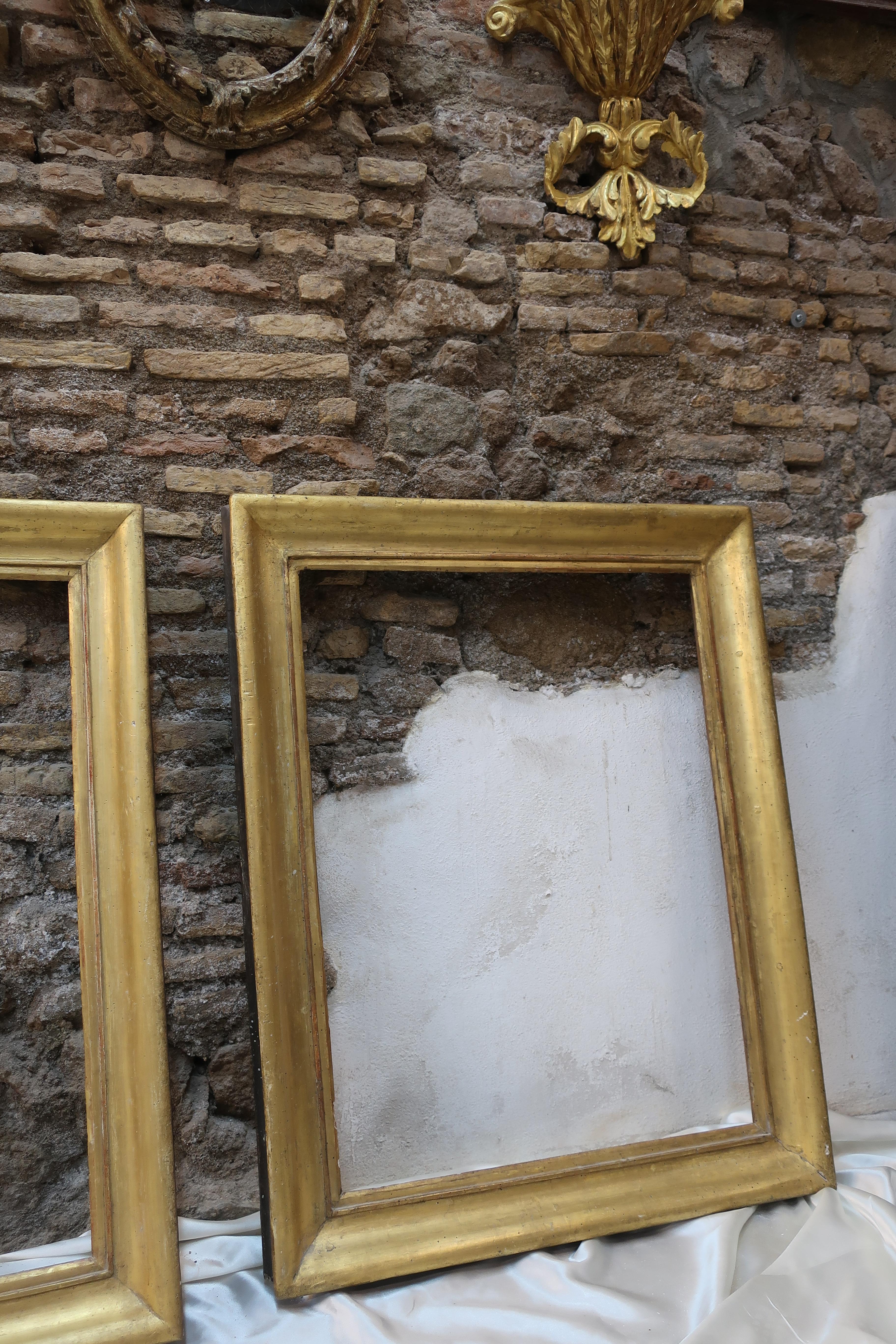 18th Century Pair of Identical Frames Gilded in Pure Gold Leaf In Good Condition For Sale In Rome, IT