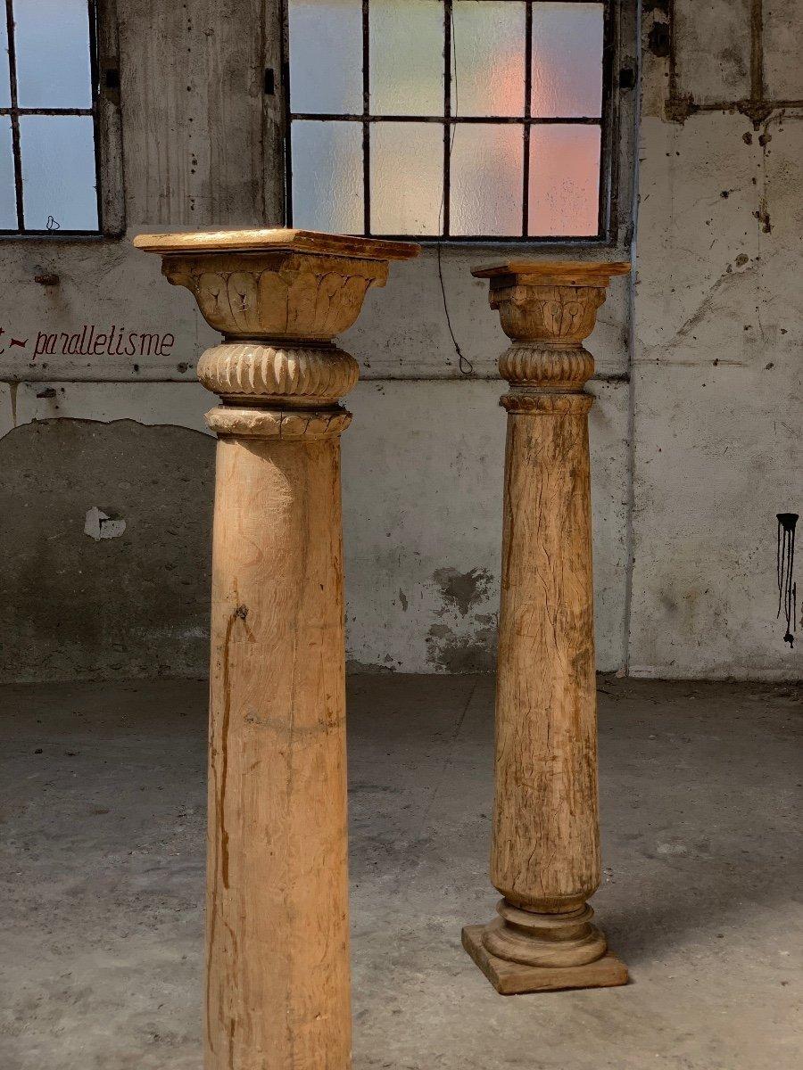 Magnifique paire de colonnes indiennes du XVIIIème siècle, le bois a une très belle patine, les sommets sont bien sculptés.
On peut y voir l'influence de la colonisation britannique.