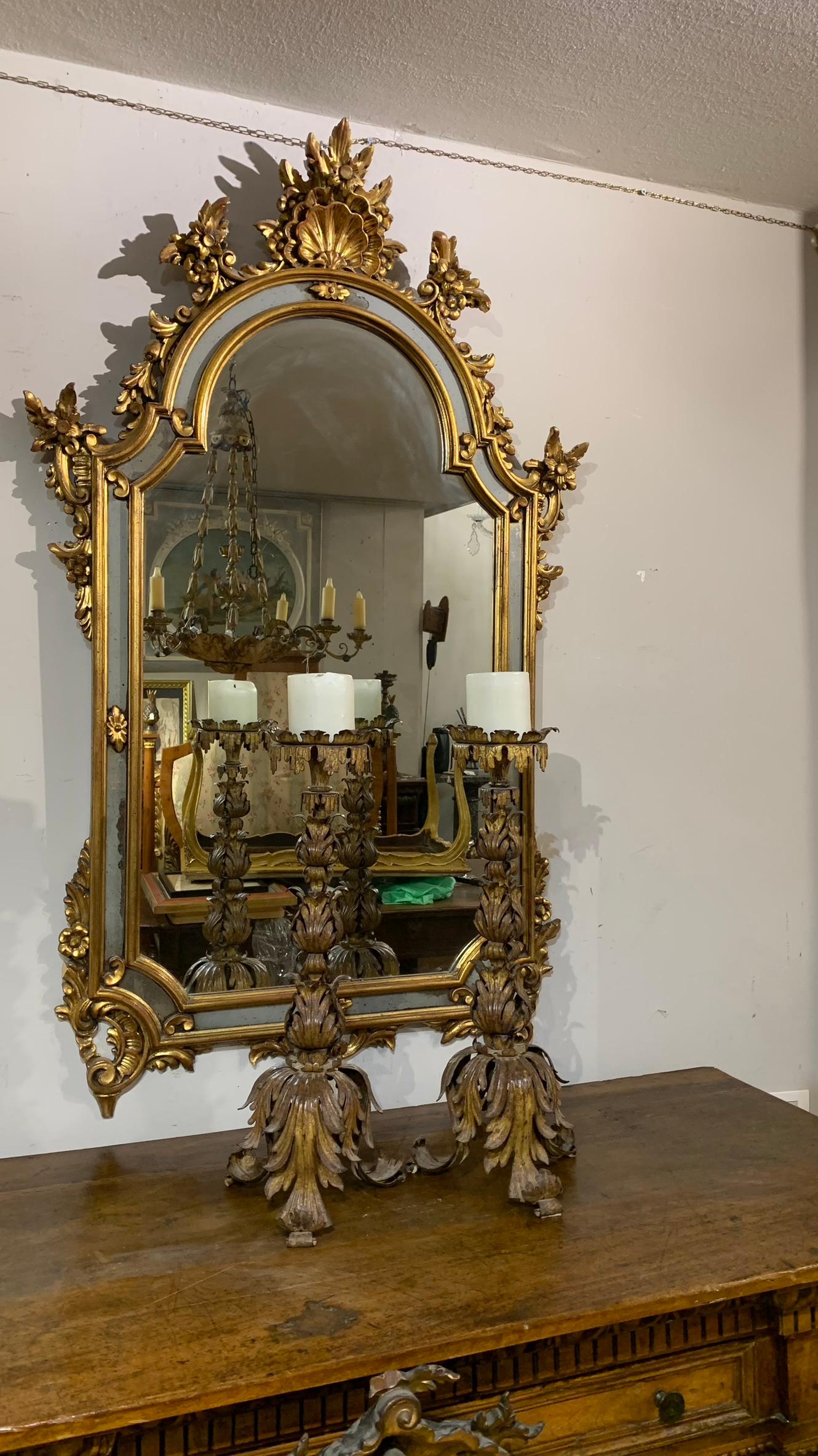 Pair of hand-forged and wrought iron candlesticks, with floral motifs and central iron core. The iron is gilded with gold leaf. Manufacture from the Marche or Veneto in the first half of the 18th century.

Measurements: HxWxD 56 x 7 x 21 cm