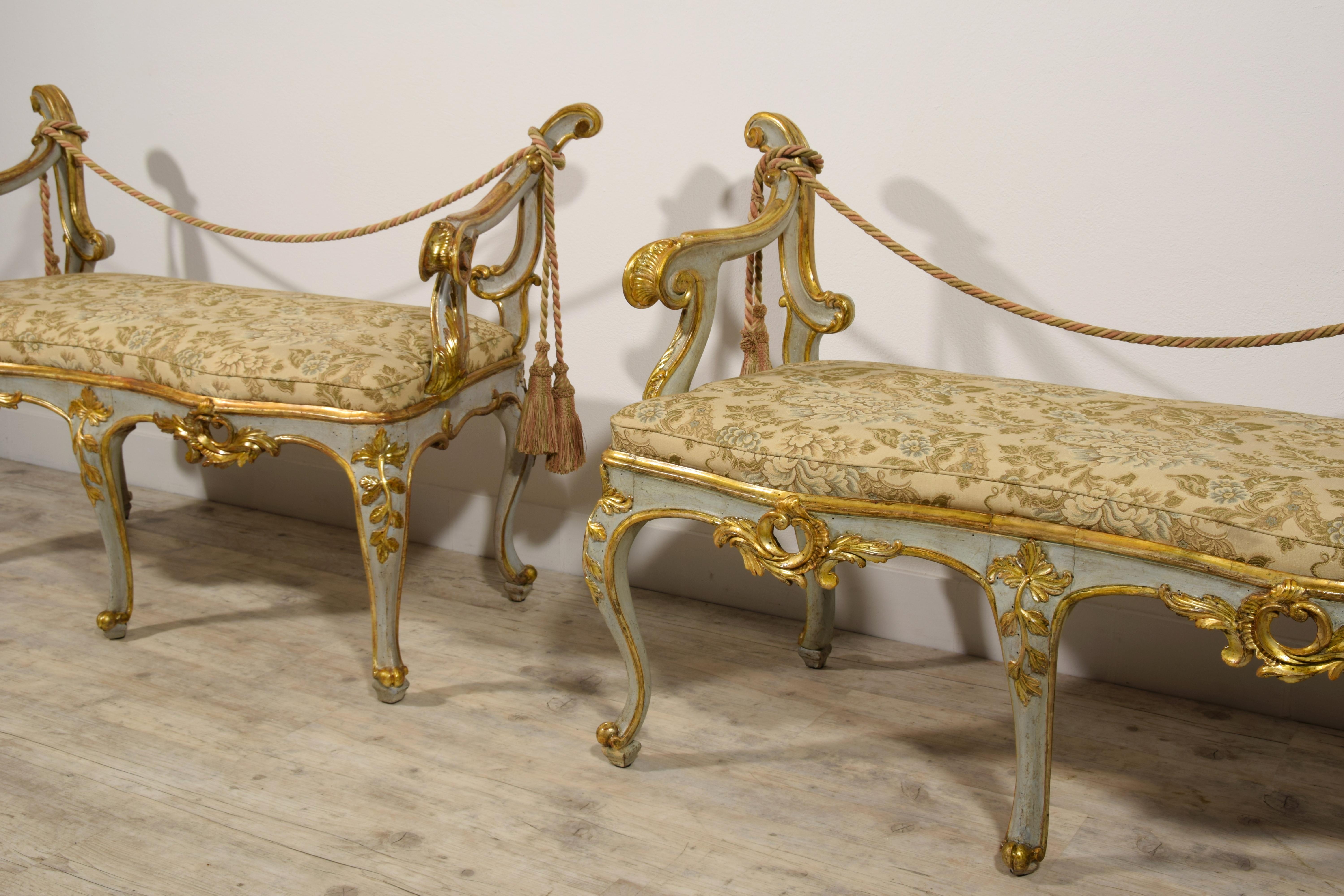 Paire de bancs baroques italiens en bois laqué et doré du 18ème siècle en vente 1