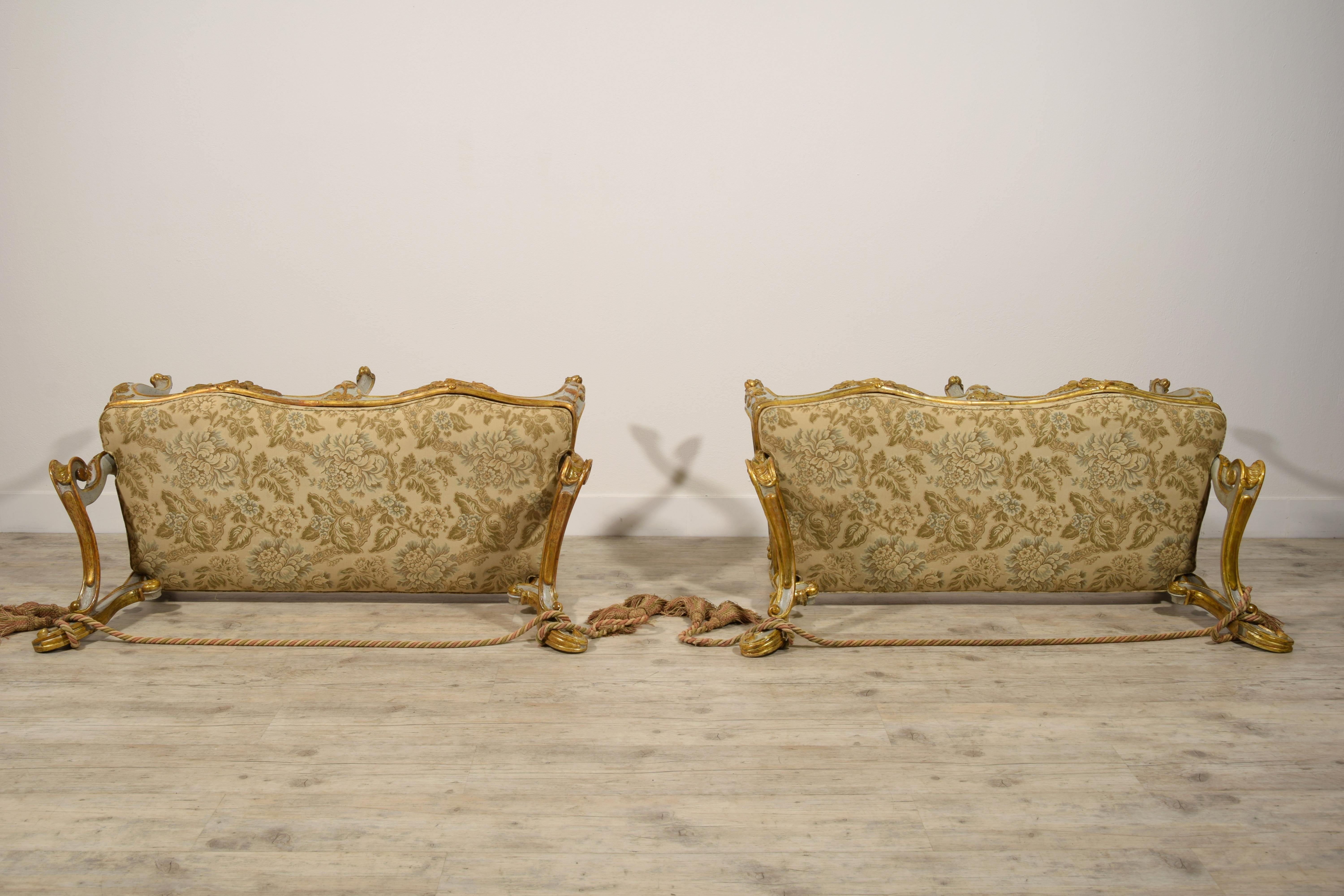 Paire de bancs baroques italiens en bois laqué et doré du 18ème siècle en vente 2