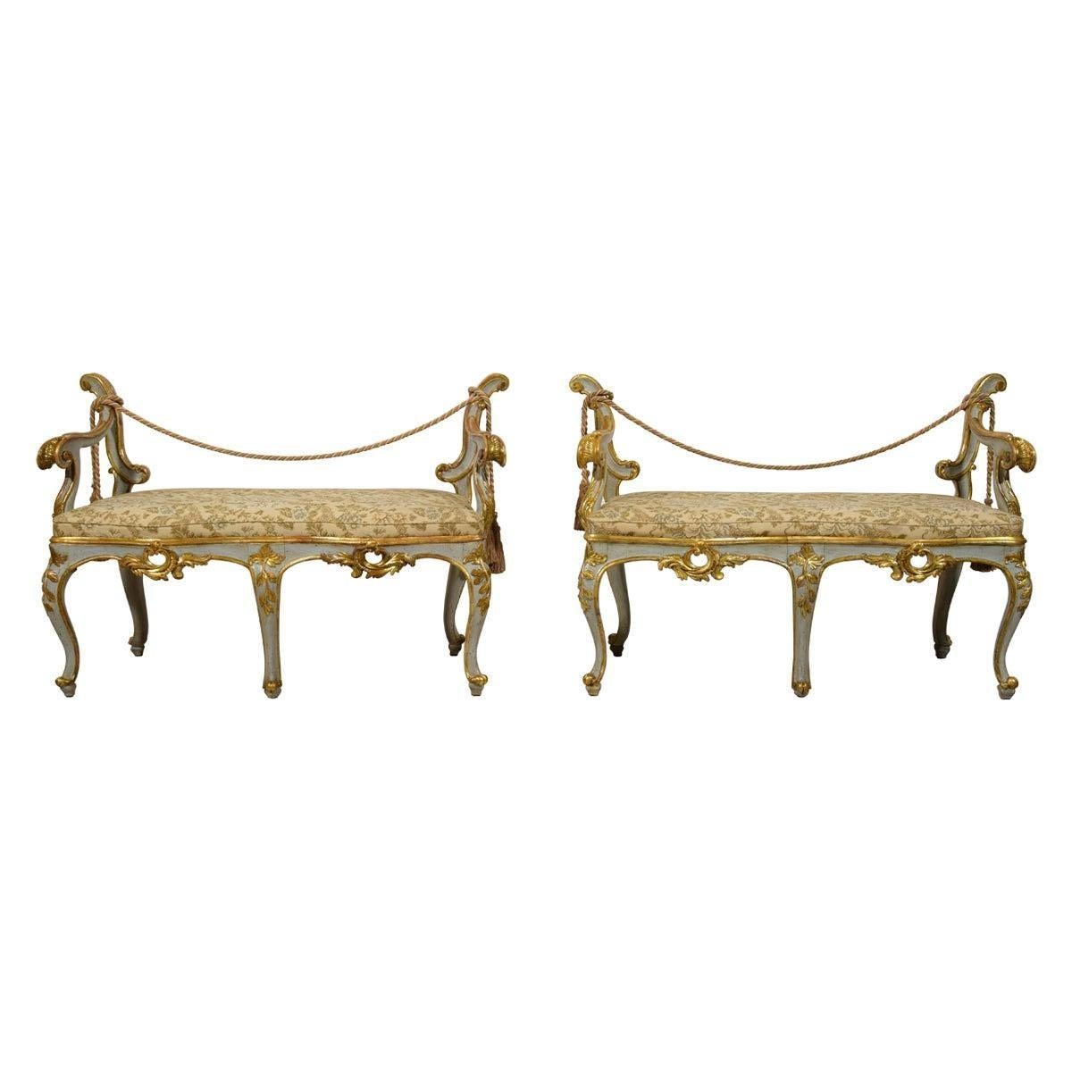 Siglo XVIII, Pareja de Bancos Barrocos Italianos de Madera Lacada y Dorada