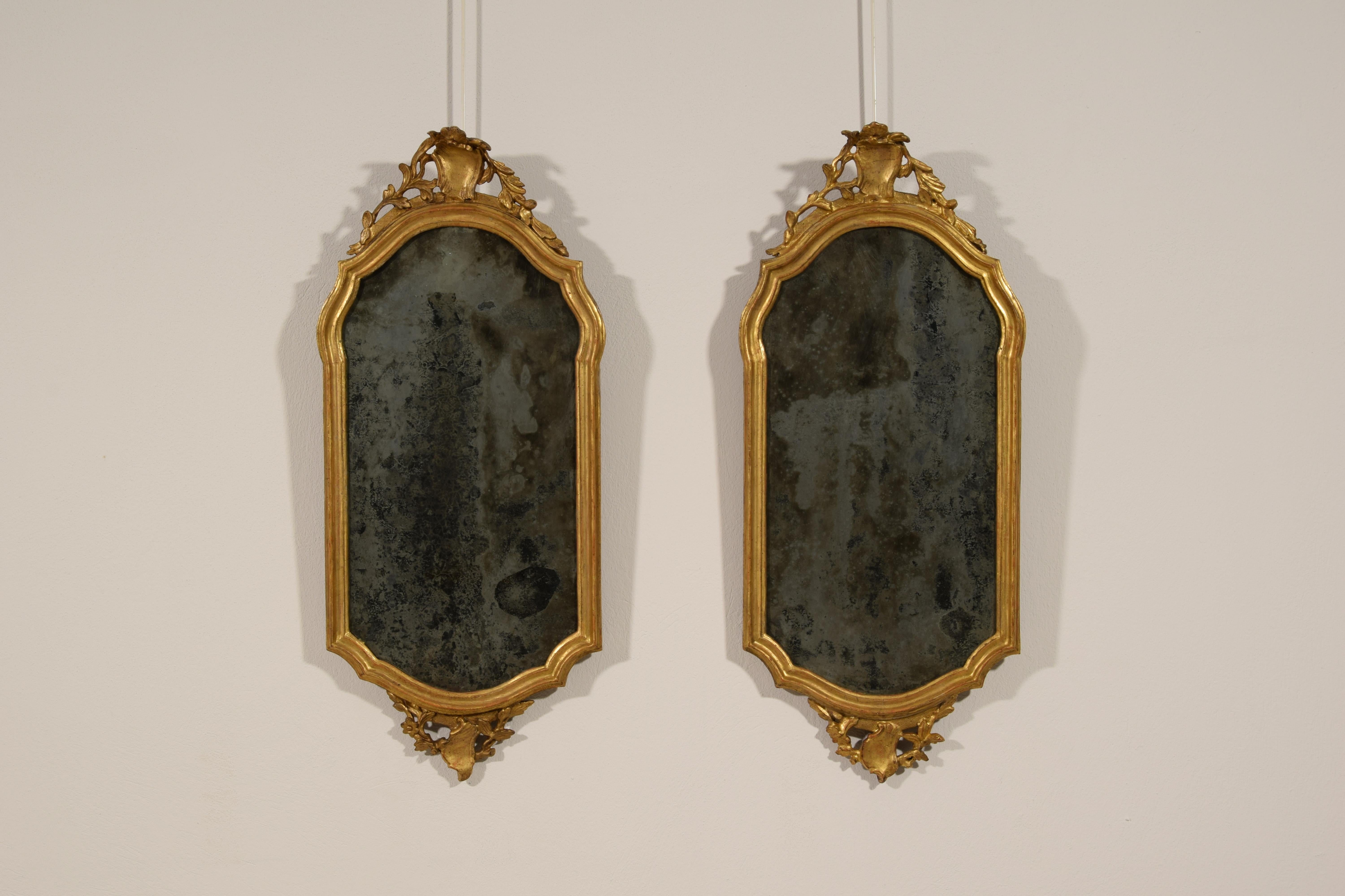 18th Century, Pair of Italian Carved and Giltwood Mirrors 9