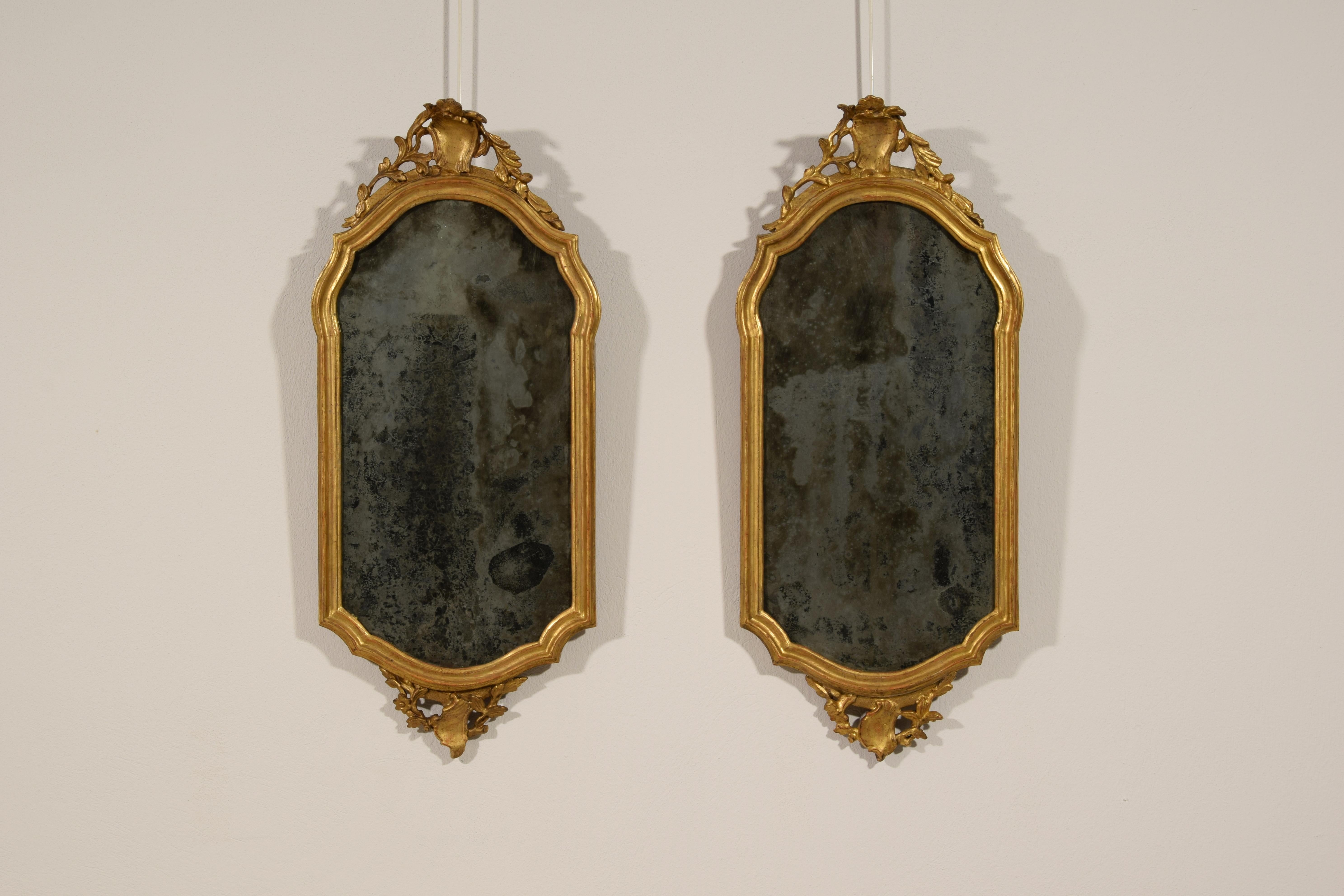 18th Century, Pair of Italian Carved and Giltwood Mirrors 2