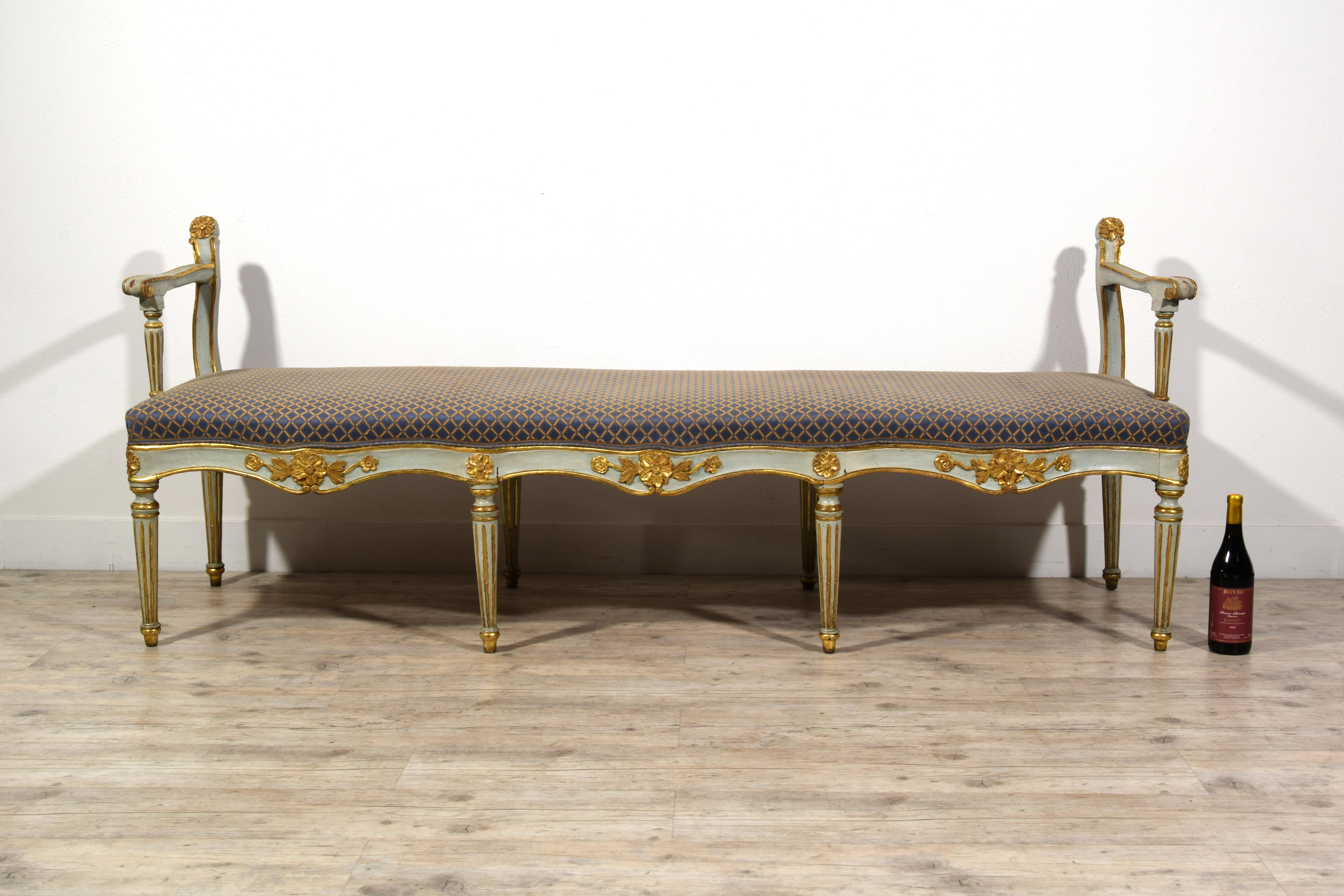 Siglo XVIII, Pareja de bancos italianos tallados en madera lacada y giltwood en venta 3