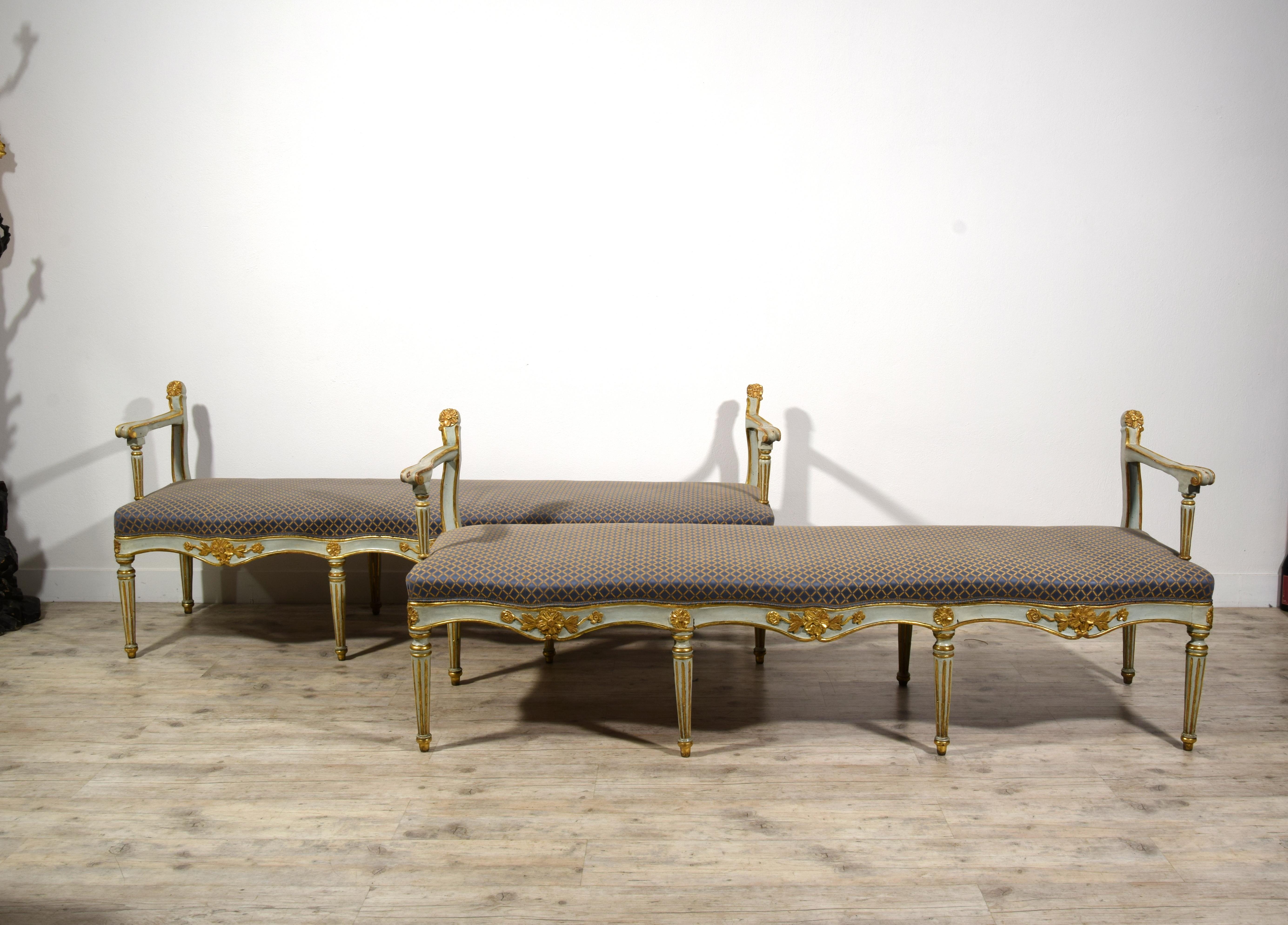 Siglo XVIII, Pareja de bancos italianos tallados en madera lacada y giltwood en venta 4