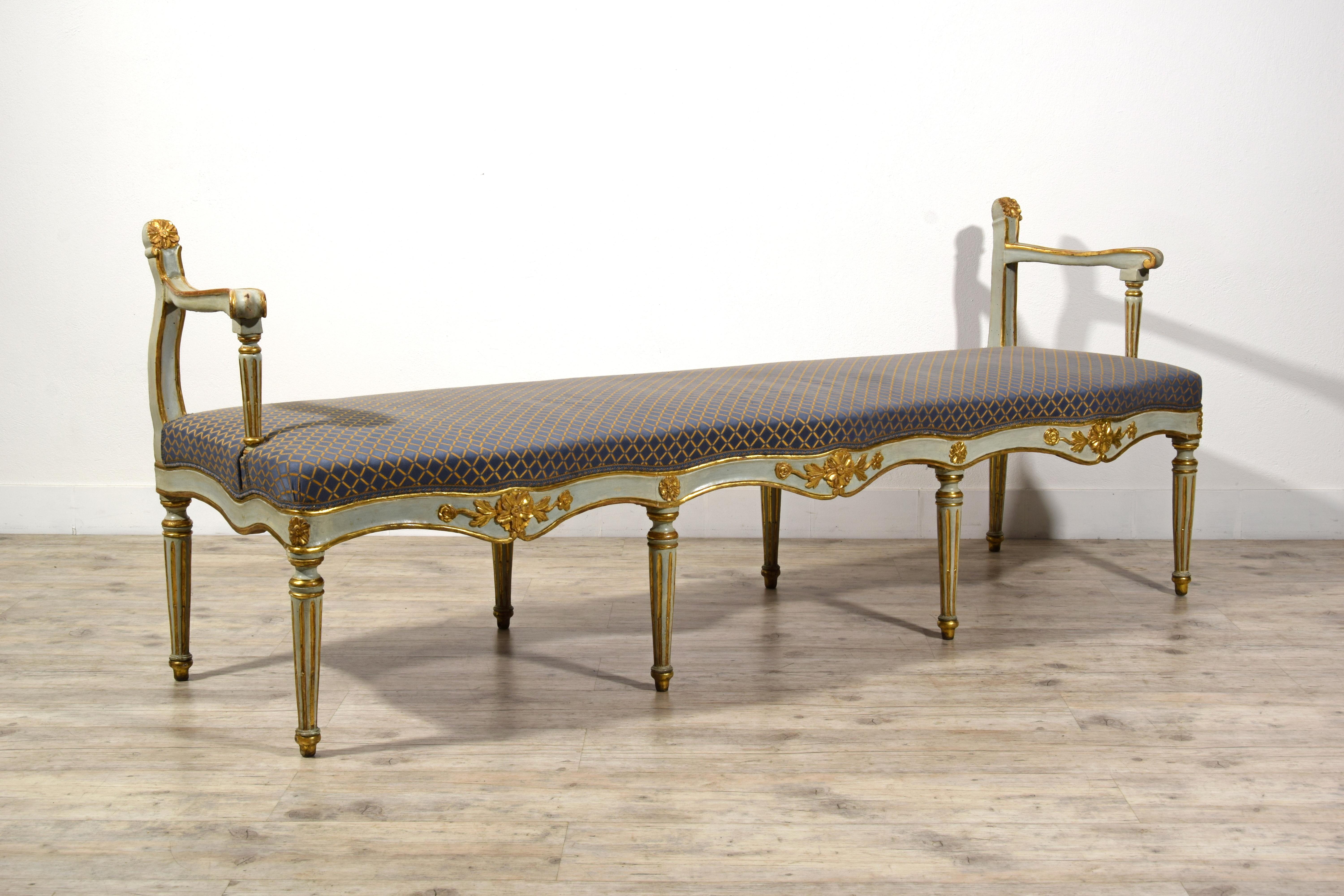 Siglo XVIII, Pareja de bancos italianos tallados en madera lacada y giltwood en venta 5