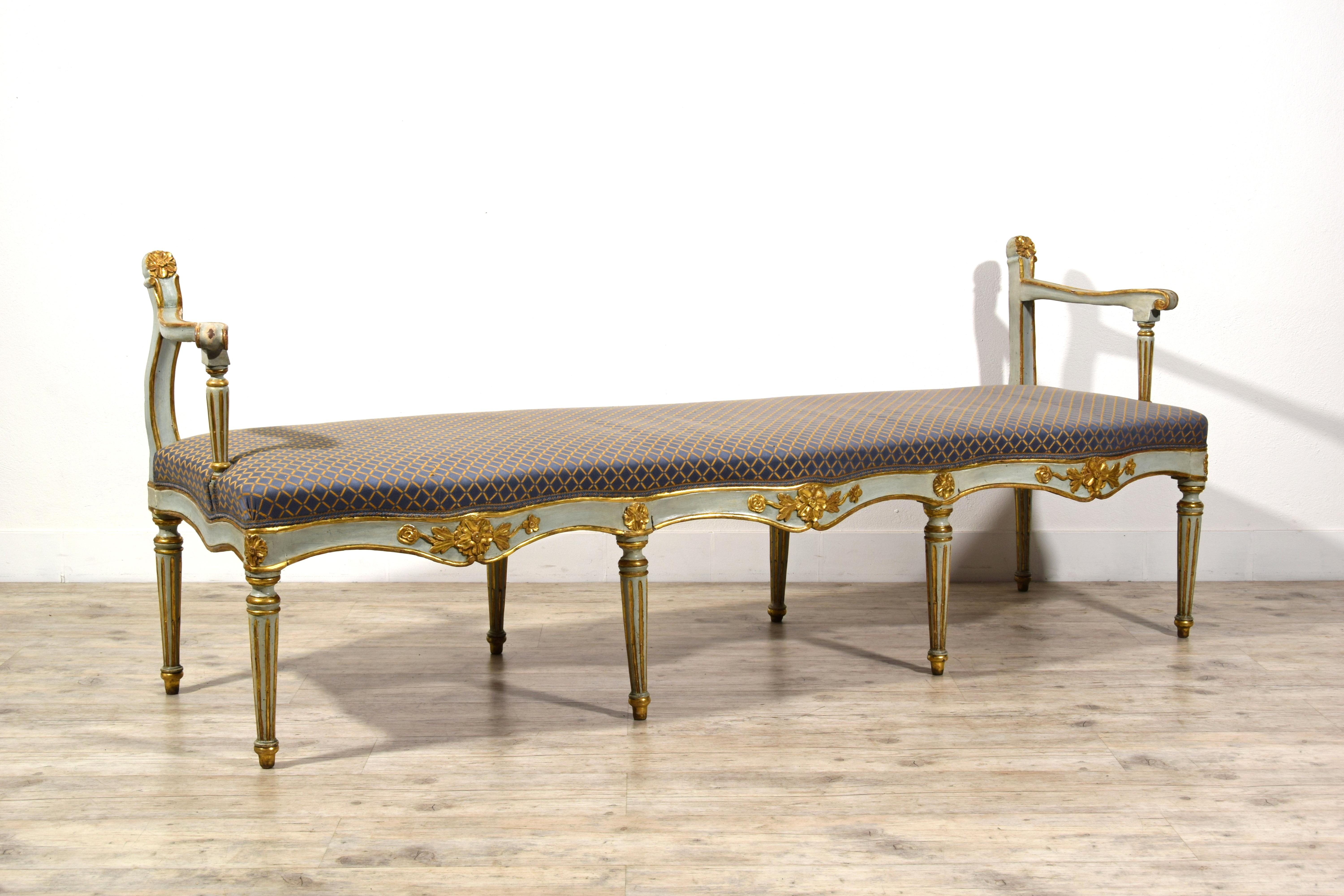 Siglo XVIII, Pareja de bancos italianos tallados en madera lacada y giltwood en venta 7
