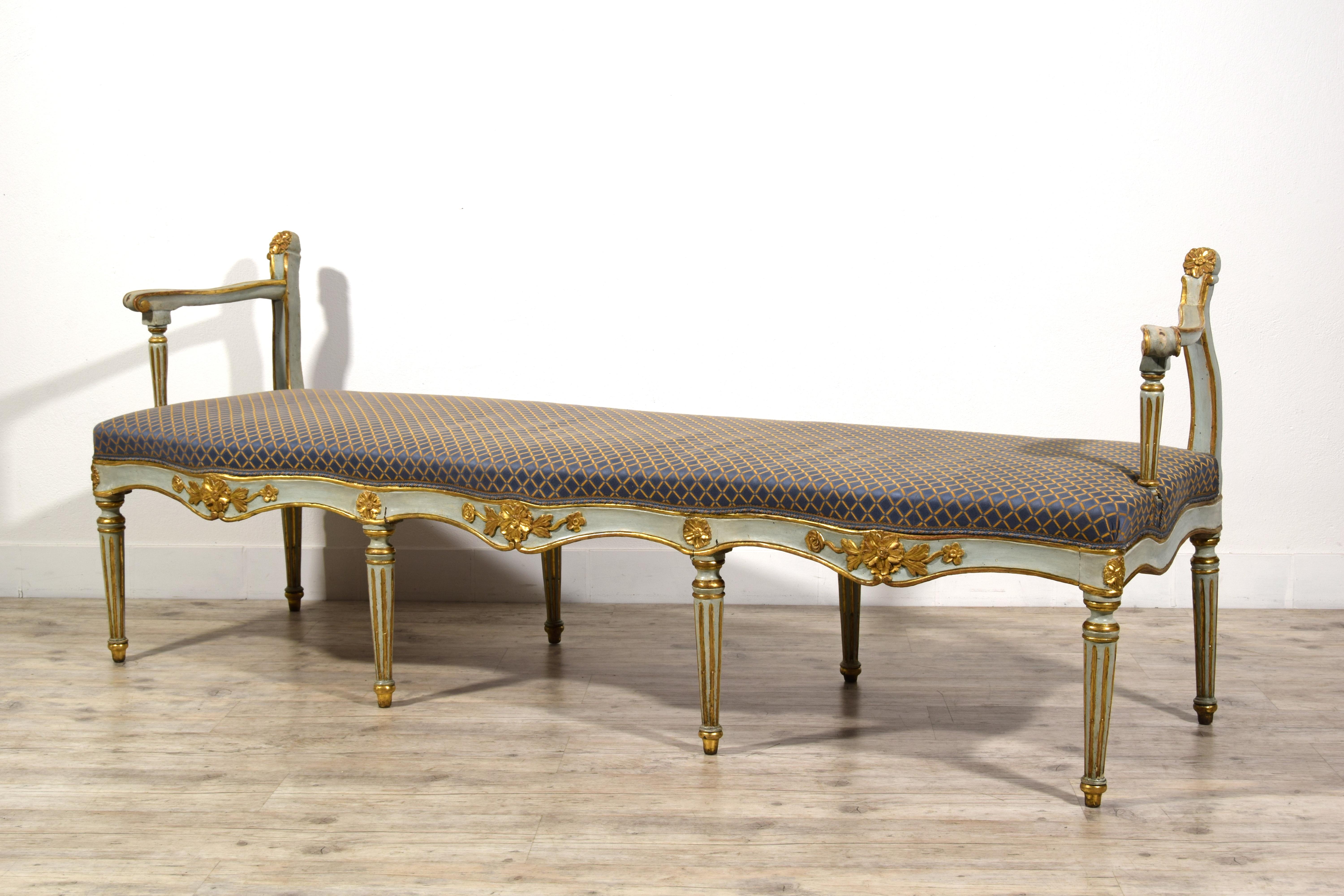 Siglo XVIII, Pareja de bancos italianos tallados en madera lacada y giltwood en venta 8