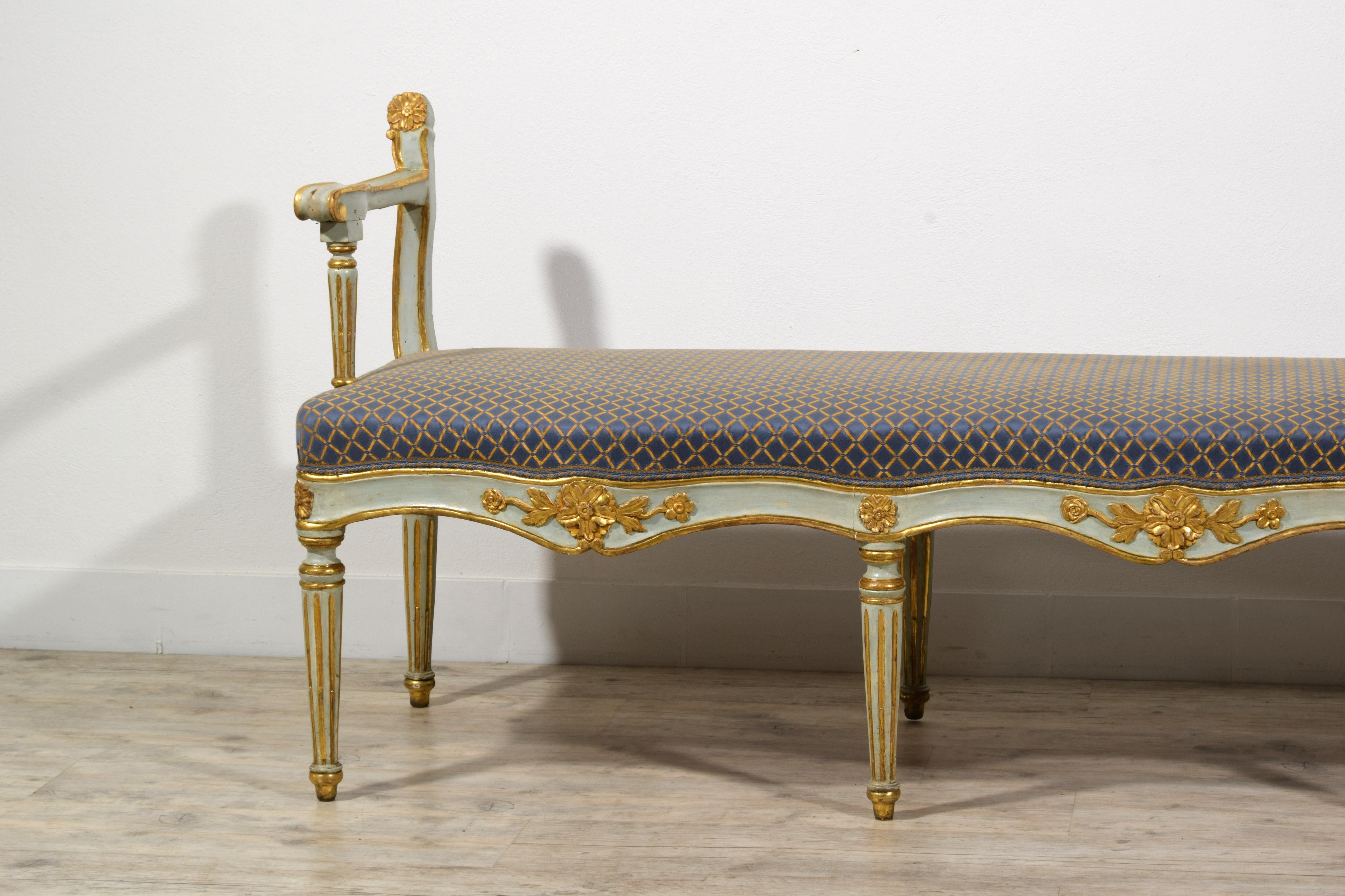 Siglo XVIII, Pareja de bancos italianos tallados en madera lacada y giltwood en venta 9