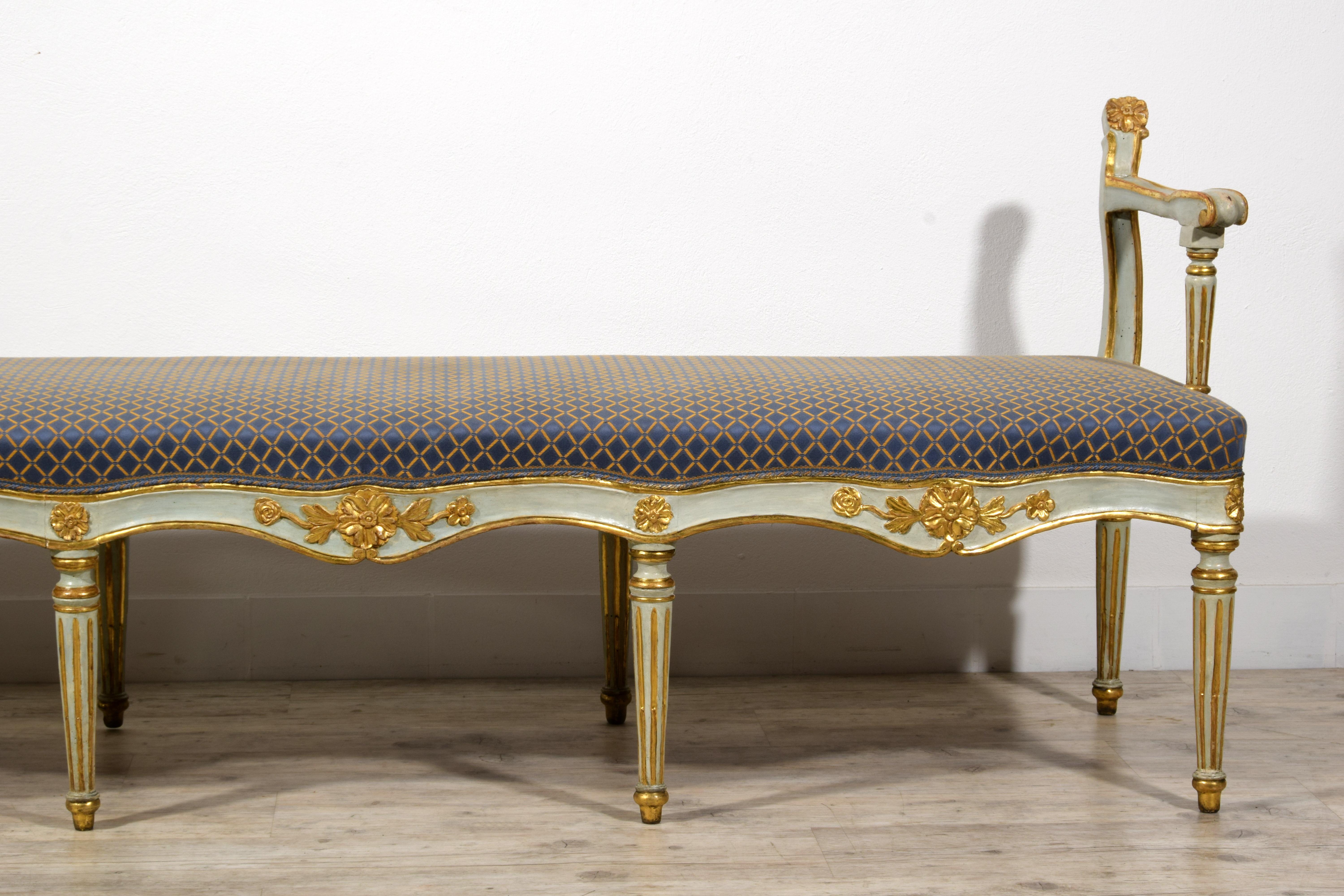 Siglo XVIII, Pareja de bancos italianos tallados en madera lacada y giltwood en venta 10