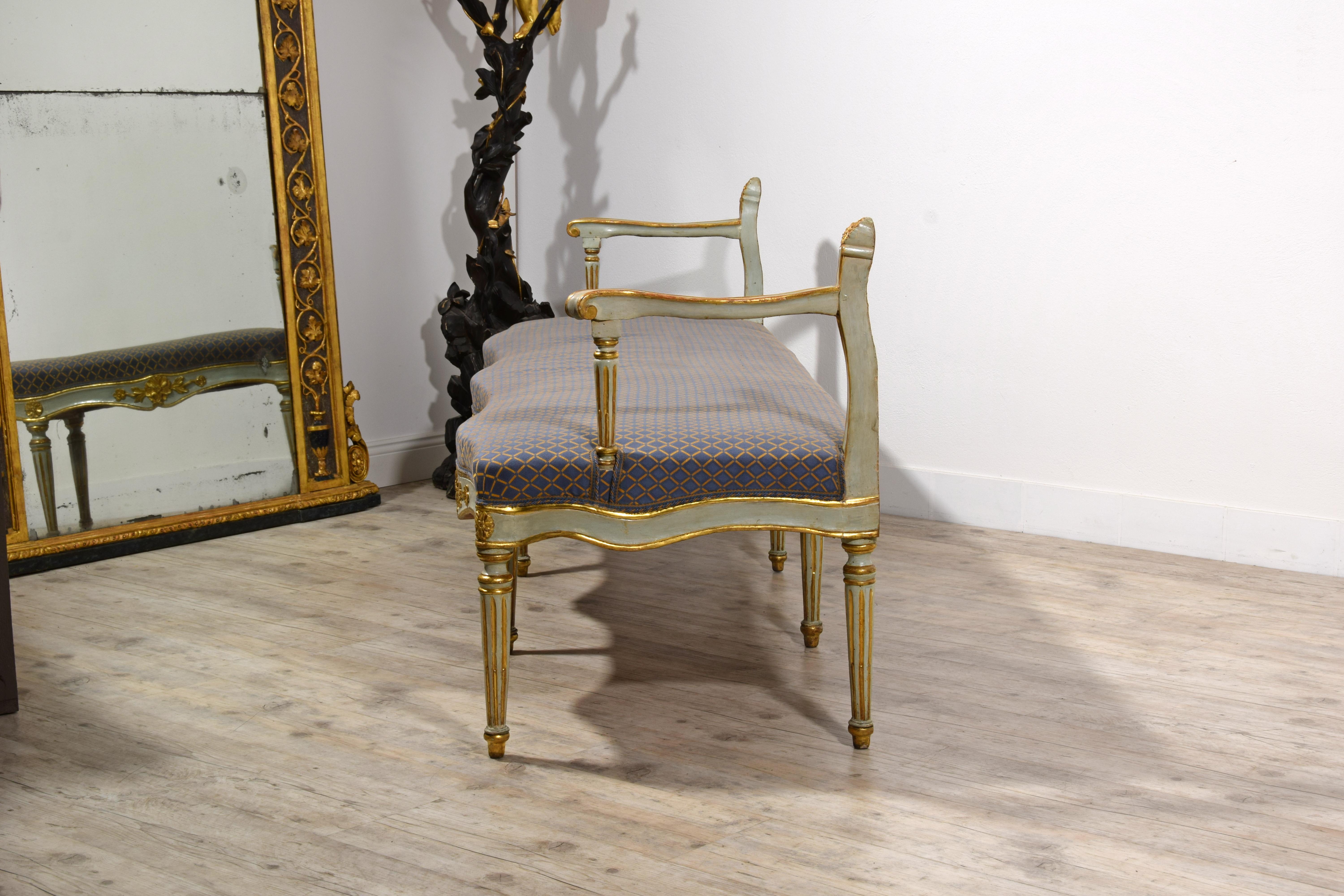 Siglo XVIII, Pareja de bancos italianos tallados en madera lacada y giltwood en venta 11
