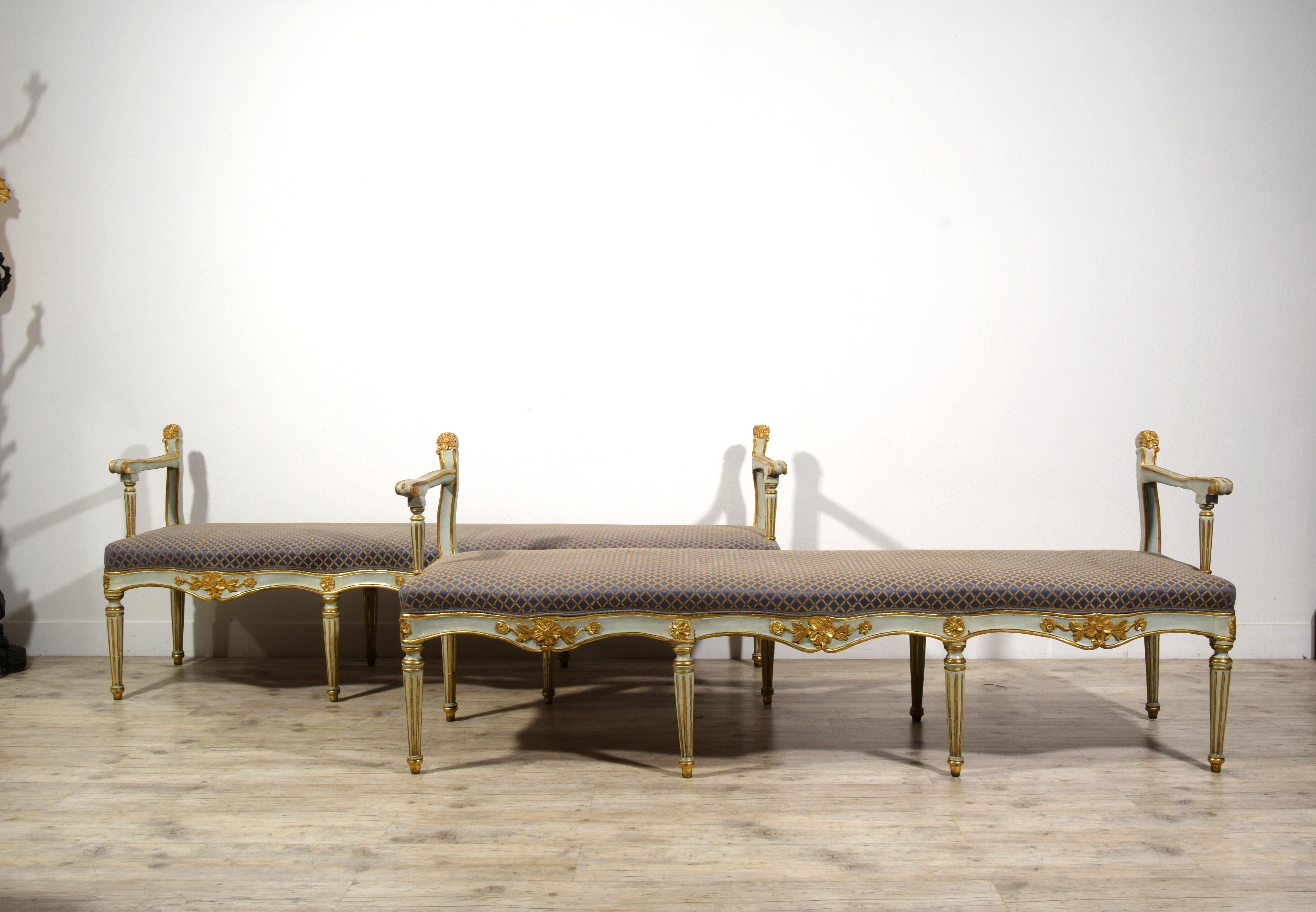 Siglo XVIII, Pareja de bancos italianos tallados en madera lacada y giltwood

Este par de elegantes bancos se fabricó en la segunda mitad del siglo XVIII en Italia central. La estructura de los bancos es de madera tallada, lacada y dorada. La banda
