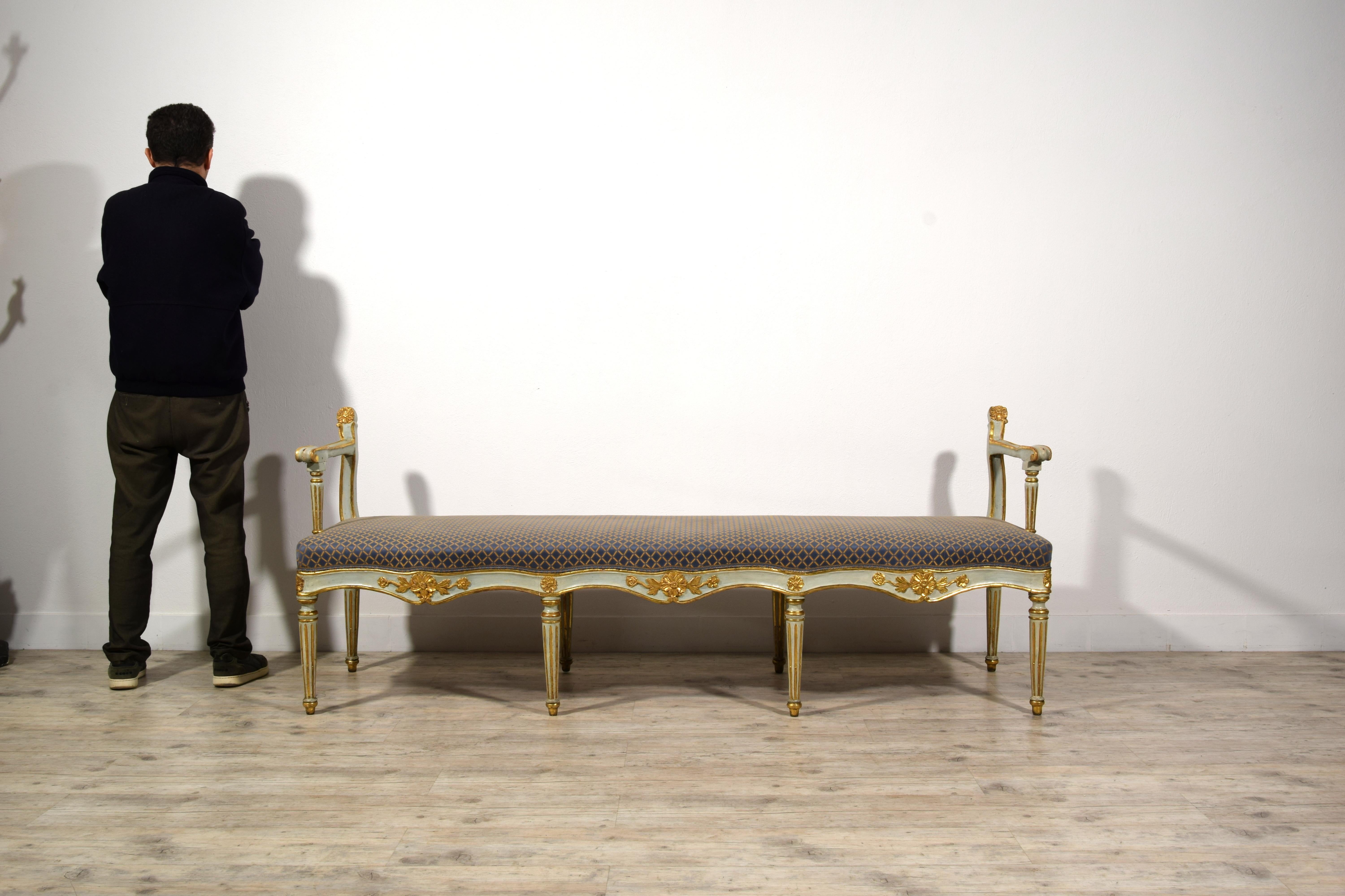 Siglo XVIII, Pareja de bancos italianos tallados en madera lacada y giltwood en venta 13