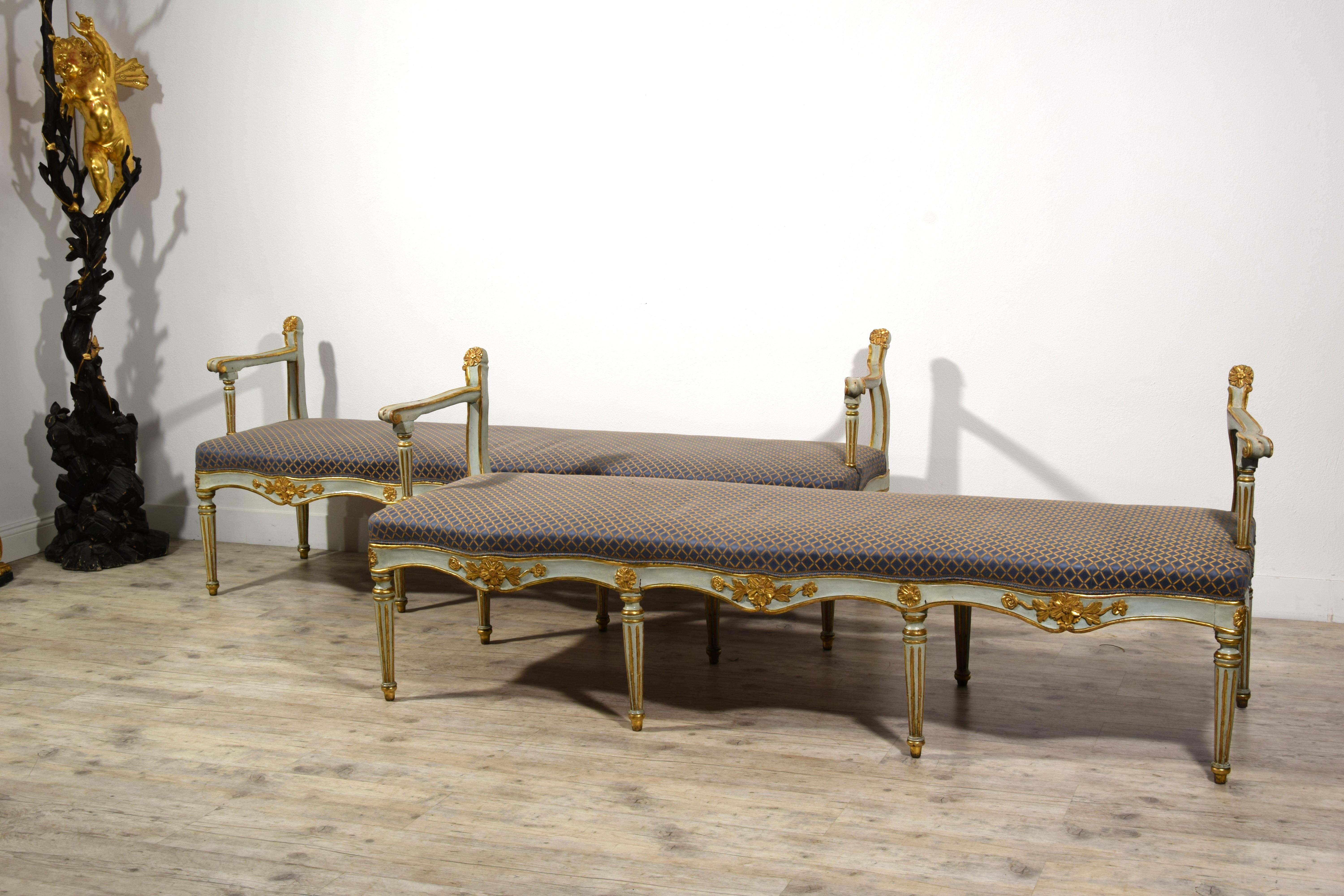 Siglo XVIII, Pareja de bancos italianos tallados en madera lacada y giltwood Neoclásico en venta