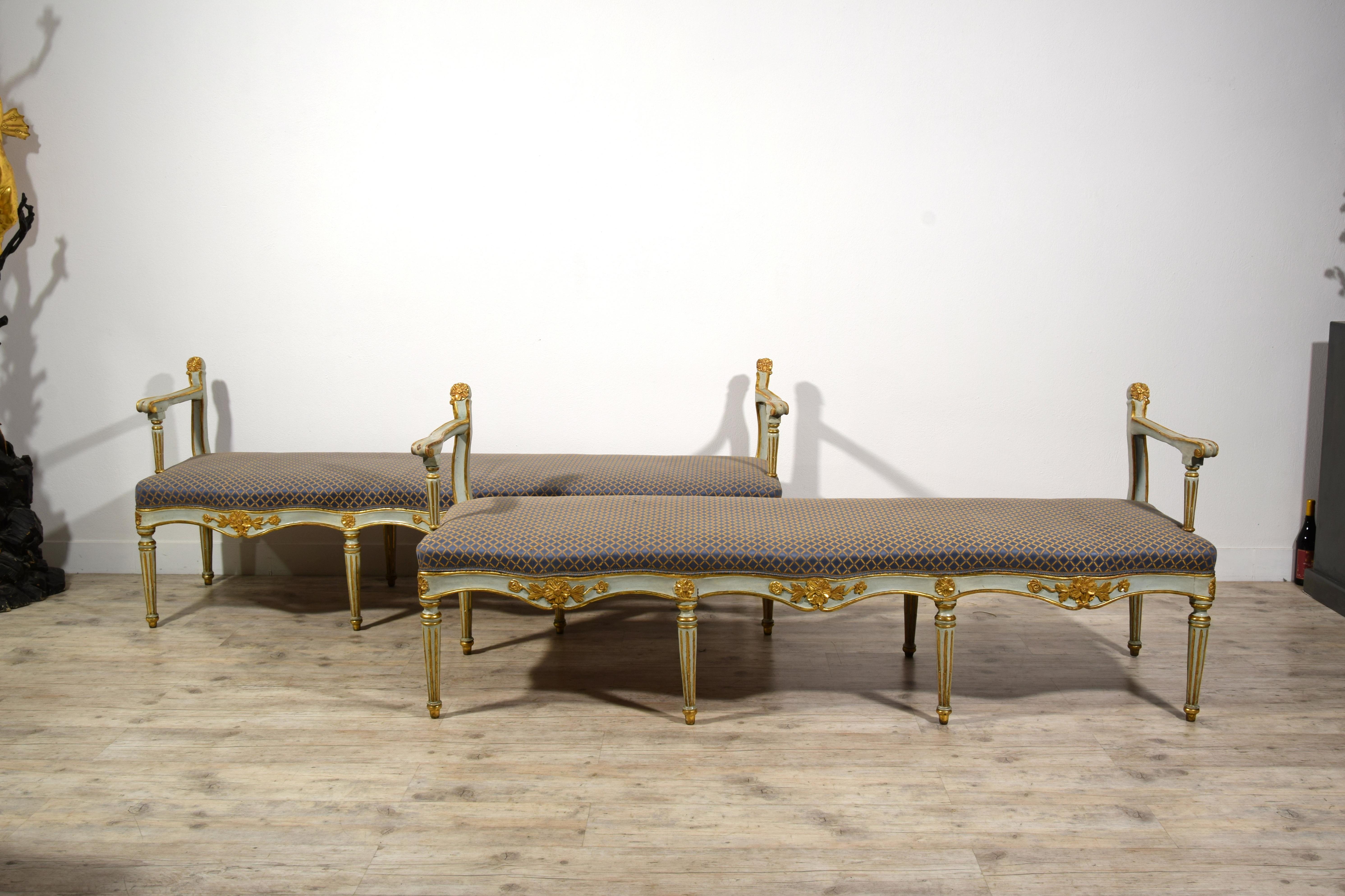 Siglo XVIII, Pareja de bancos italianos tallados en madera lacada y giltwood Italiano en venta