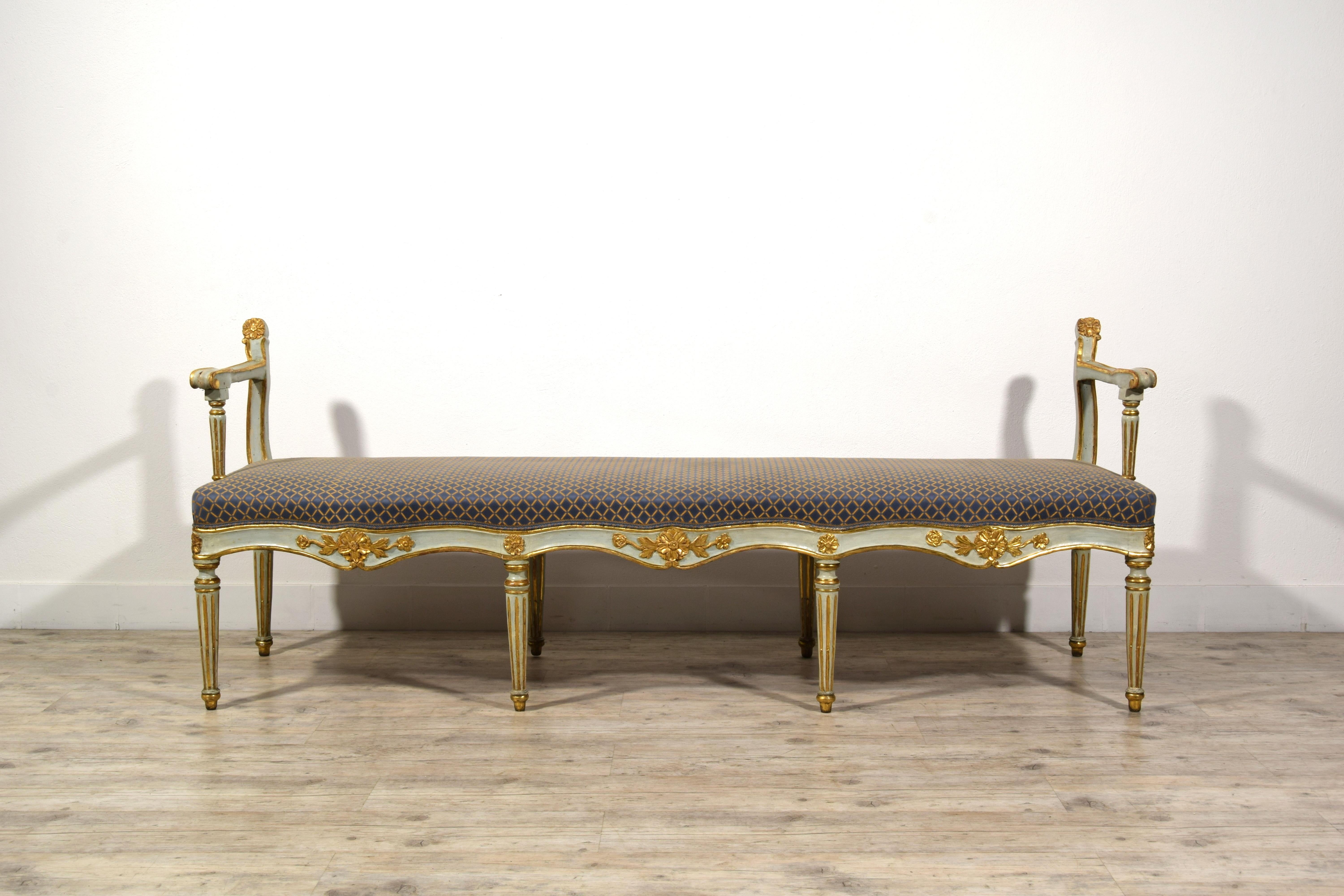 Siglo XVIII, Pareja de bancos italianos tallados en madera lacada y giltwood siglo XVIII en venta