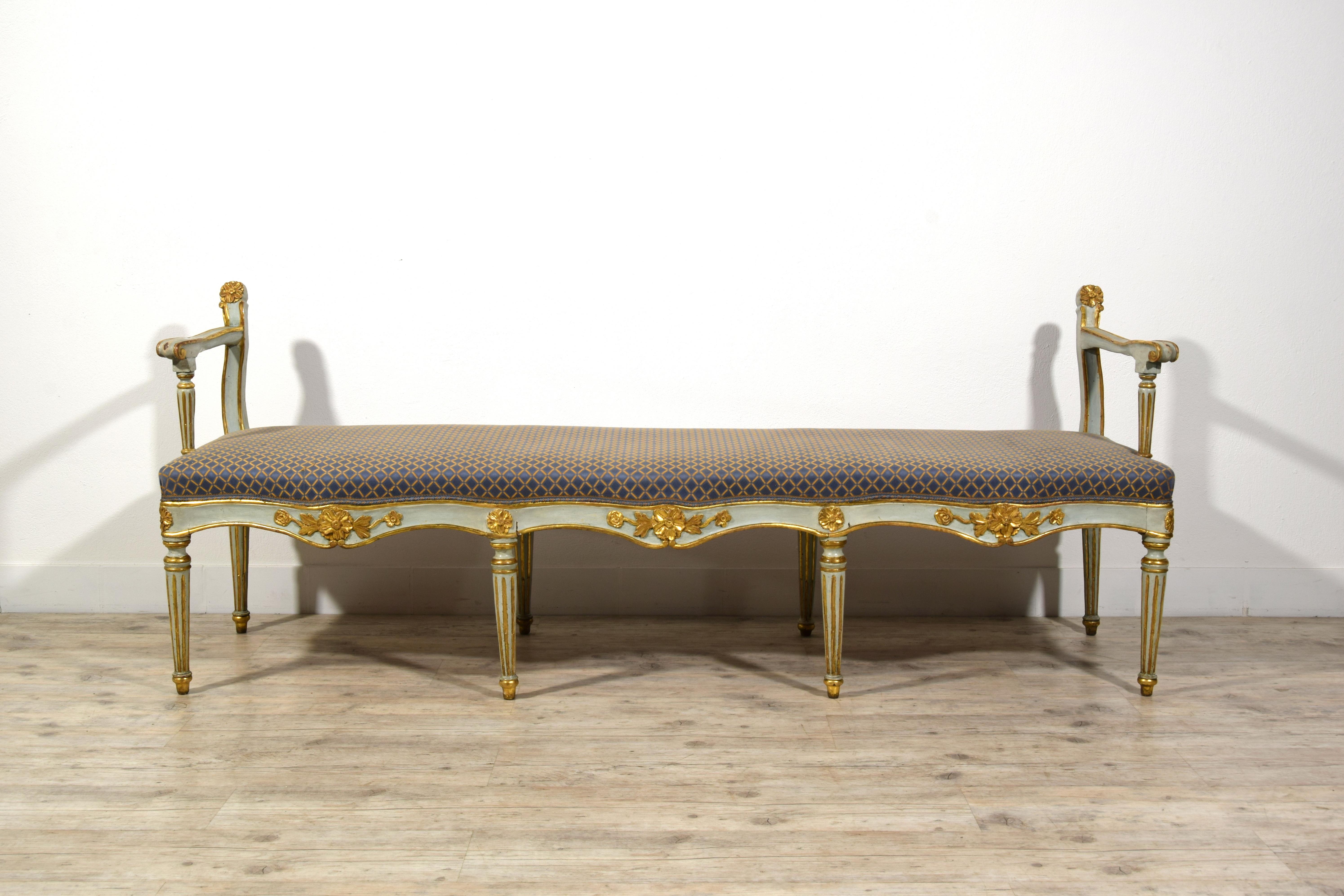 Siglo XVIII, Pareja de bancos italianos tallados en madera lacada y giltwood Madera en venta