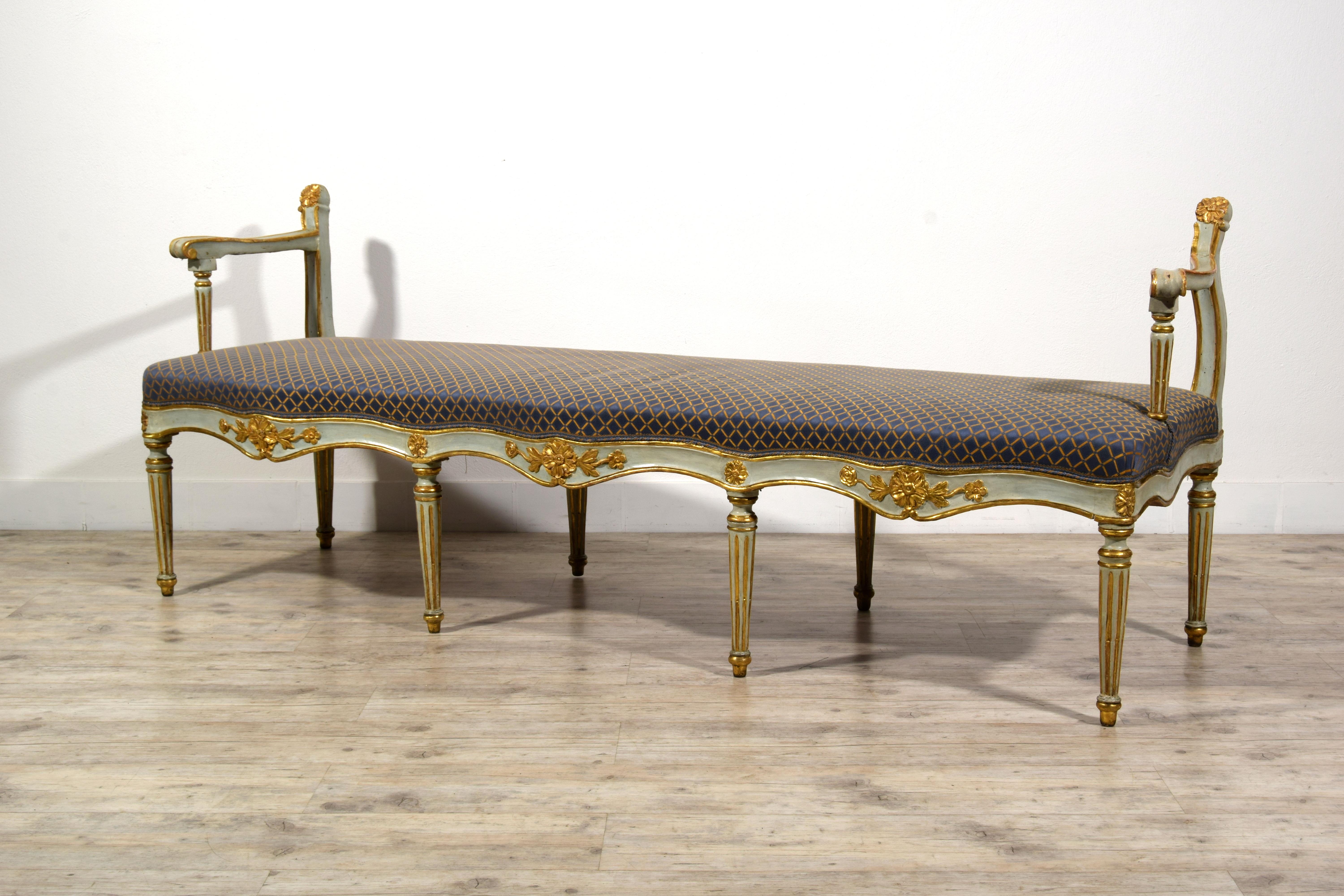 Siglo XVIII, Pareja de bancos italianos tallados en madera lacada y giltwood en venta 1