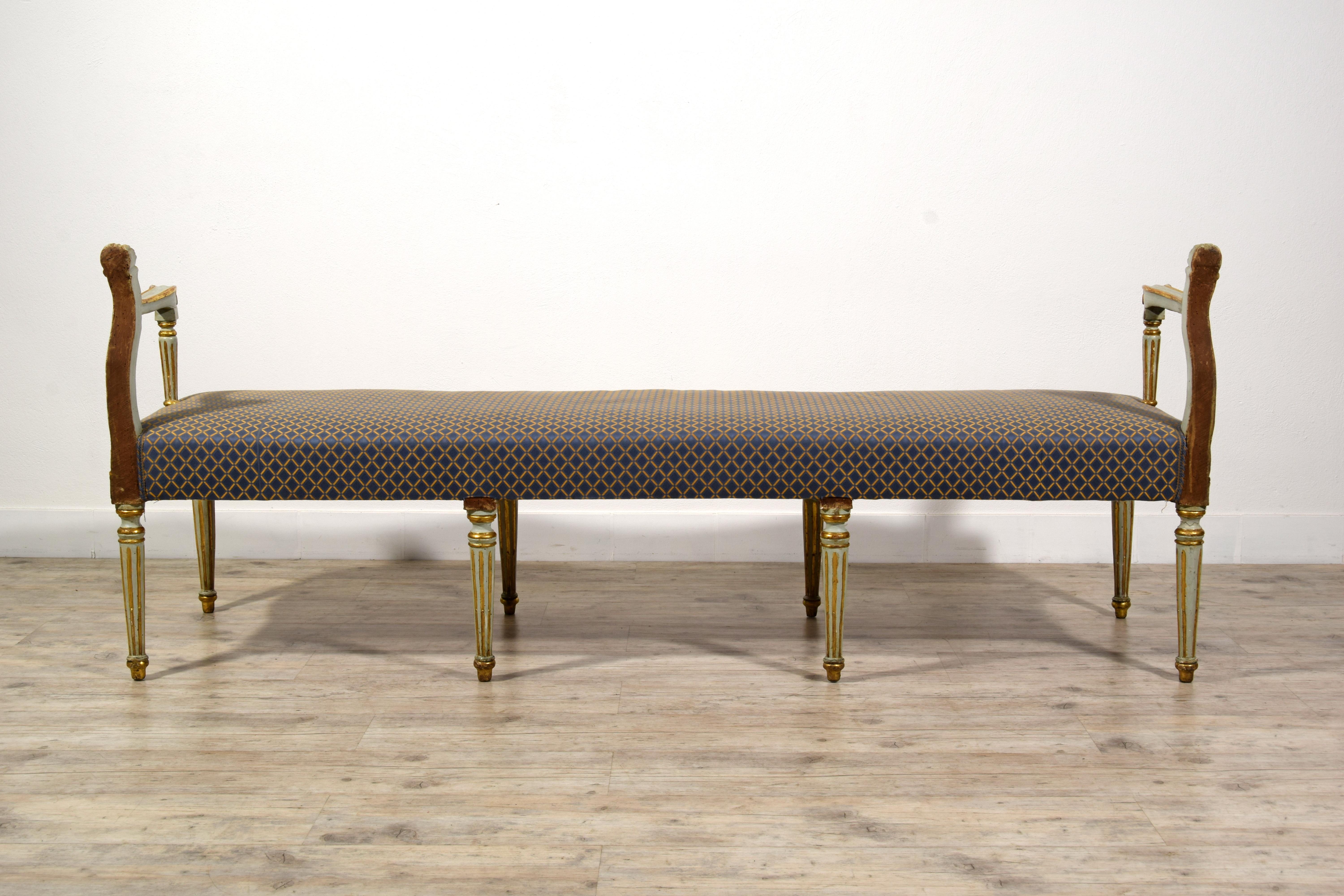 Siglo XVIII, Pareja de bancos italianos tallados en madera lacada y giltwood en venta 2