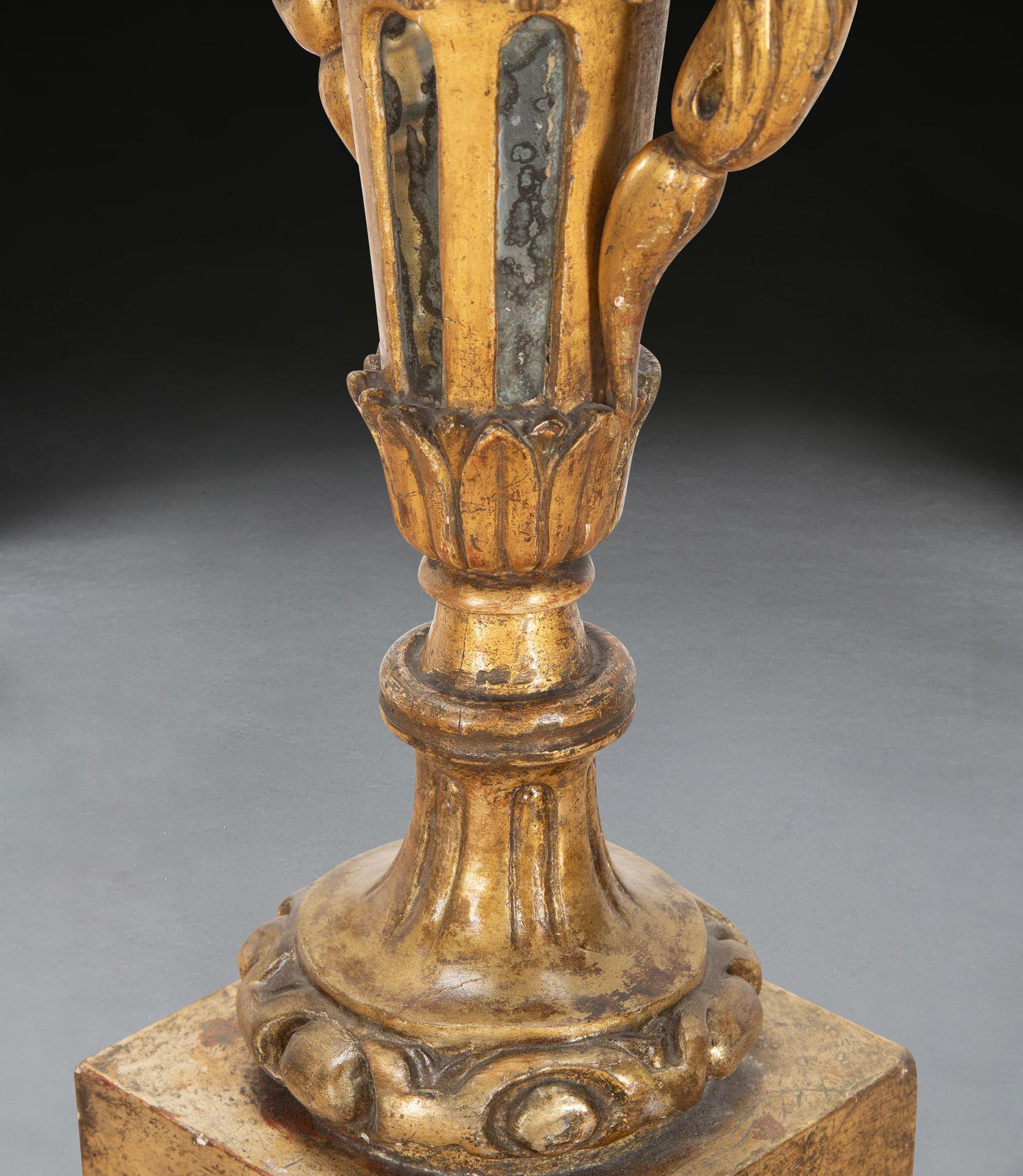 Coppia di candelabri in legno dorato del XVIII secolo in vendita 2