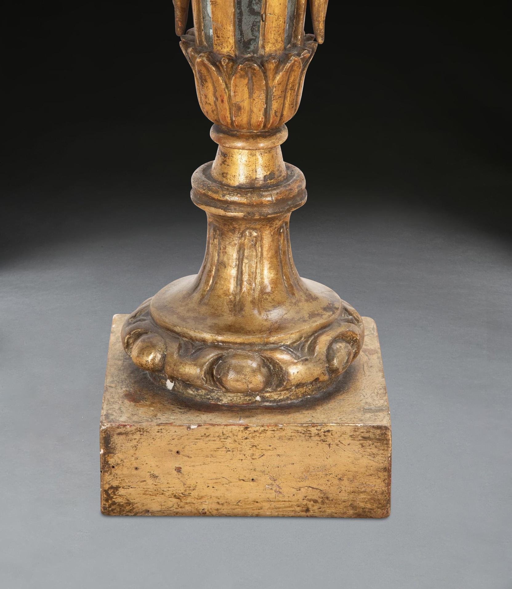 Coppia di candelabri in legno dorato del XVIII secolo in vendita 3