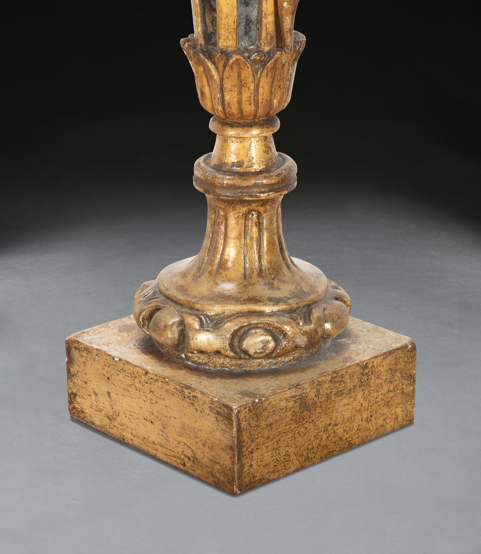Coppia di candelabri in legno dorato del XVIII secolo in vendita 4