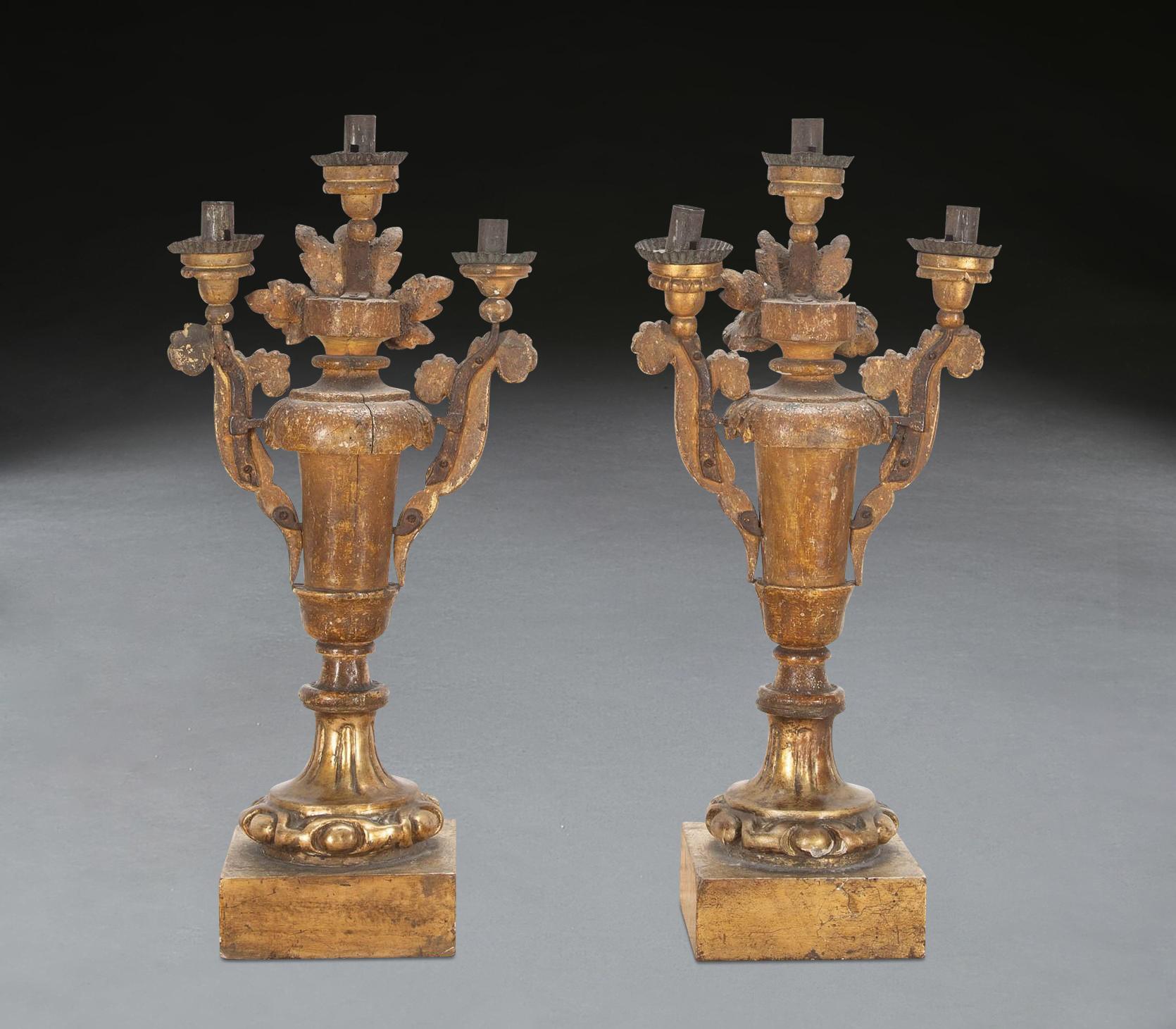 Rococò Coppia di candelabri in legno dorato del XVIII secolo in vendita
