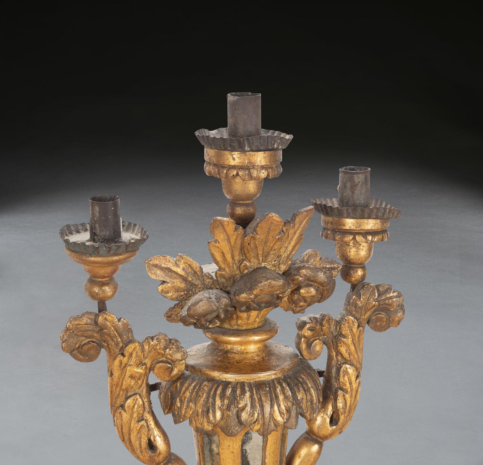 Italiano Coppia di candelabri in legno dorato del XVIII secolo in vendita