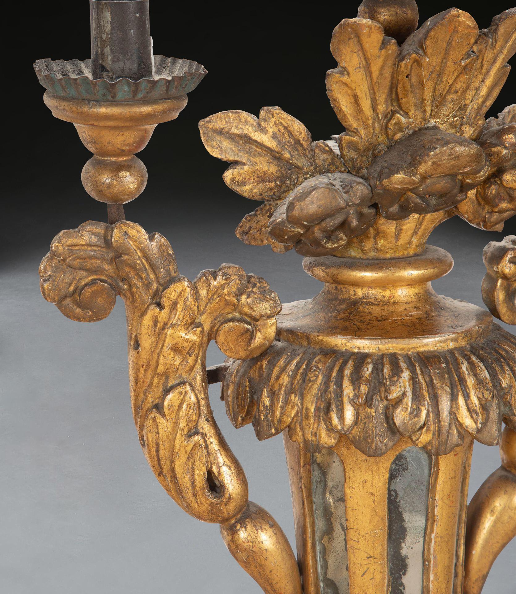 Intagliato Coppia di candelabri in legno dorato del XVIII secolo in vendita