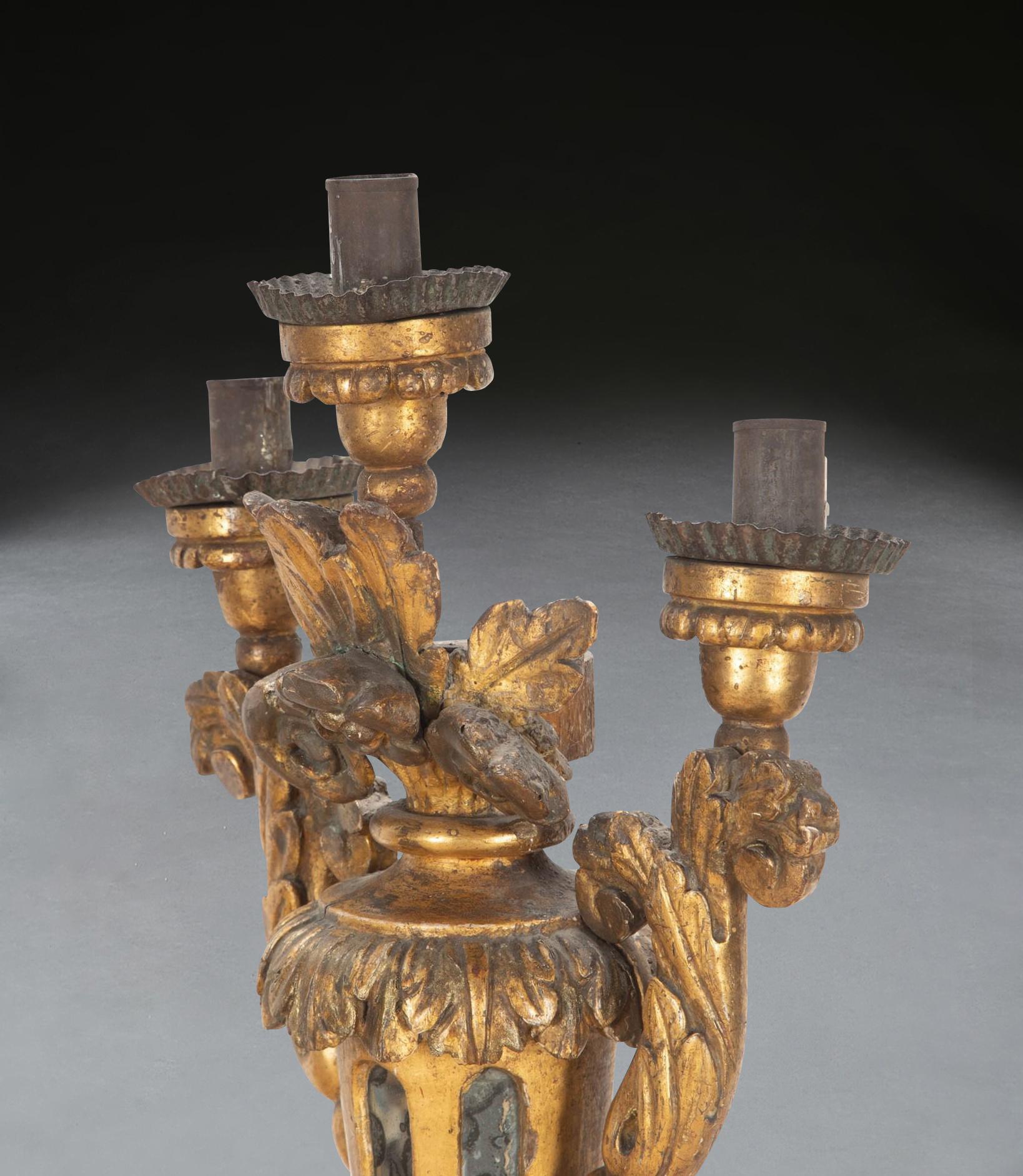 Coppia di candelabri in legno dorato del XVIII secolo In condizioni buone in vendita a Shipston-On-Stour, GB