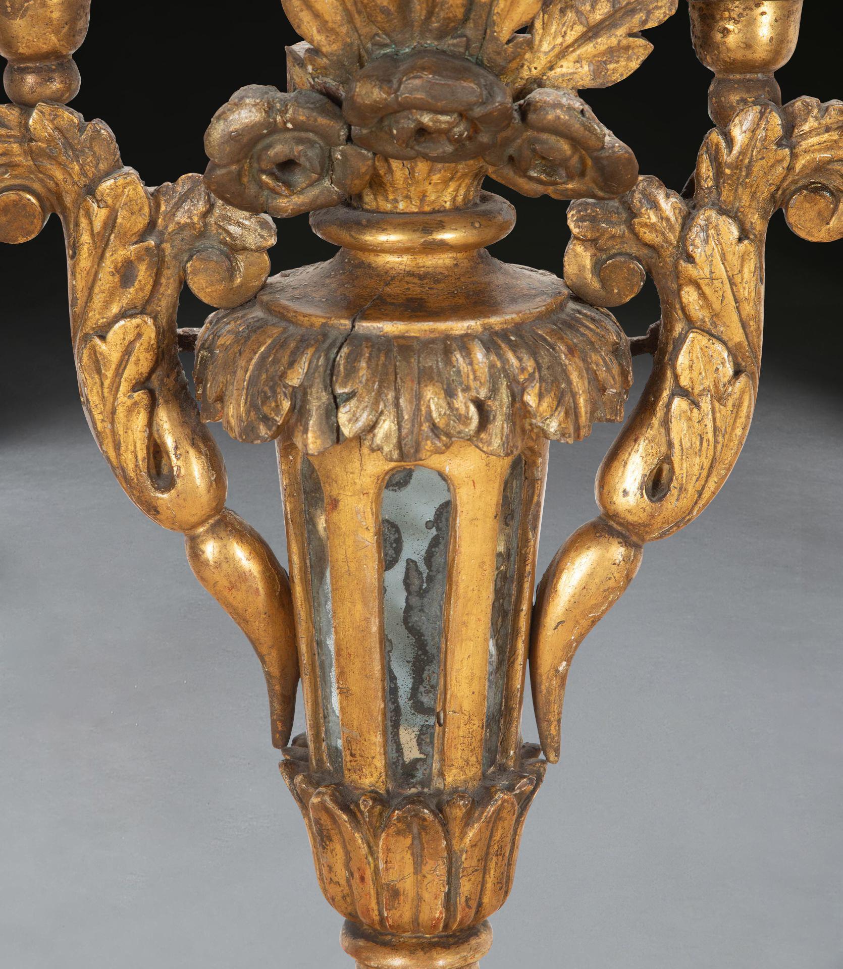 Fine XVIII secolo Coppia di candelabri in legno dorato del XVIII secolo in vendita