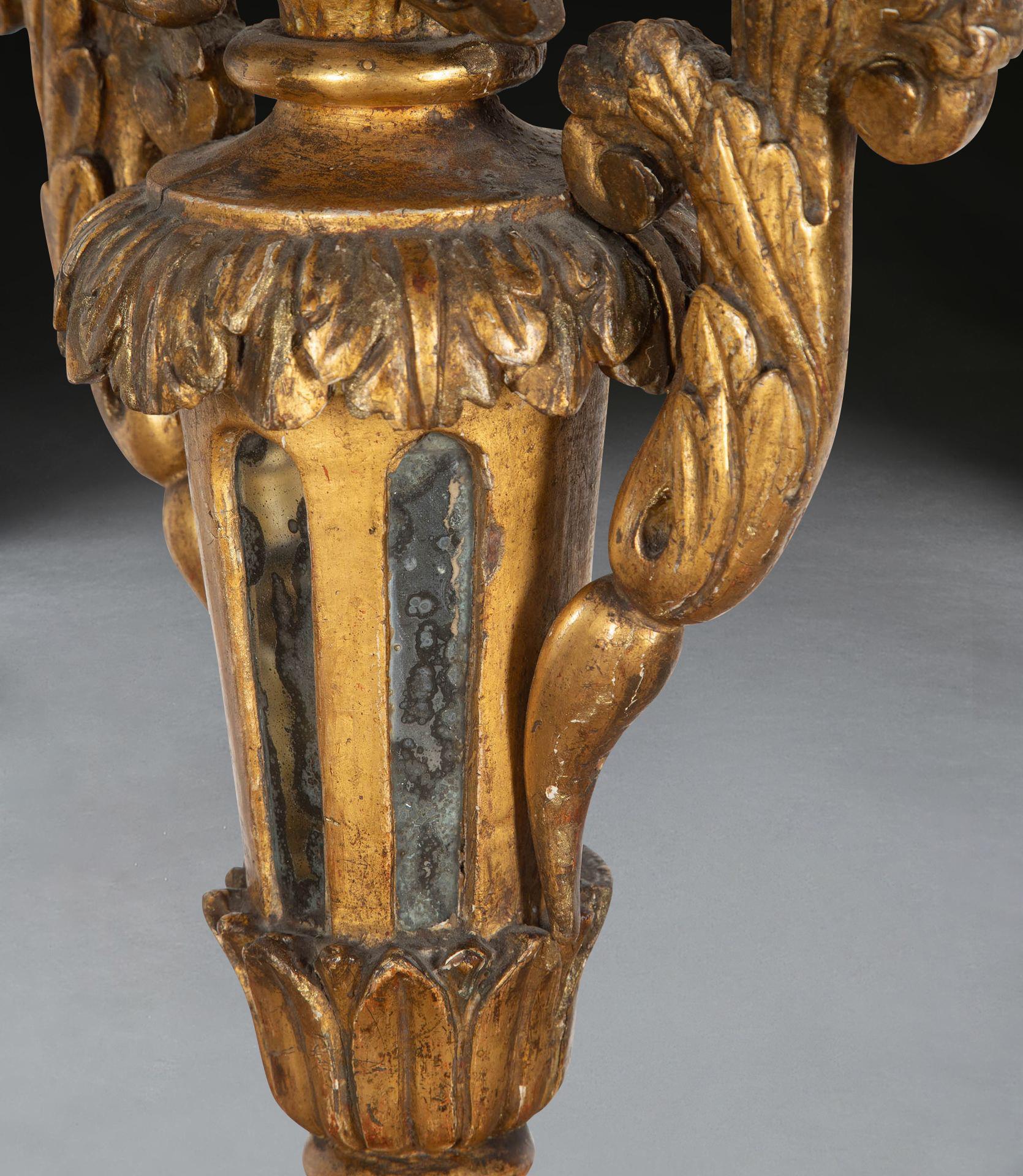 Coppia di candelabri in legno dorato del XVIII secolo in vendita 1