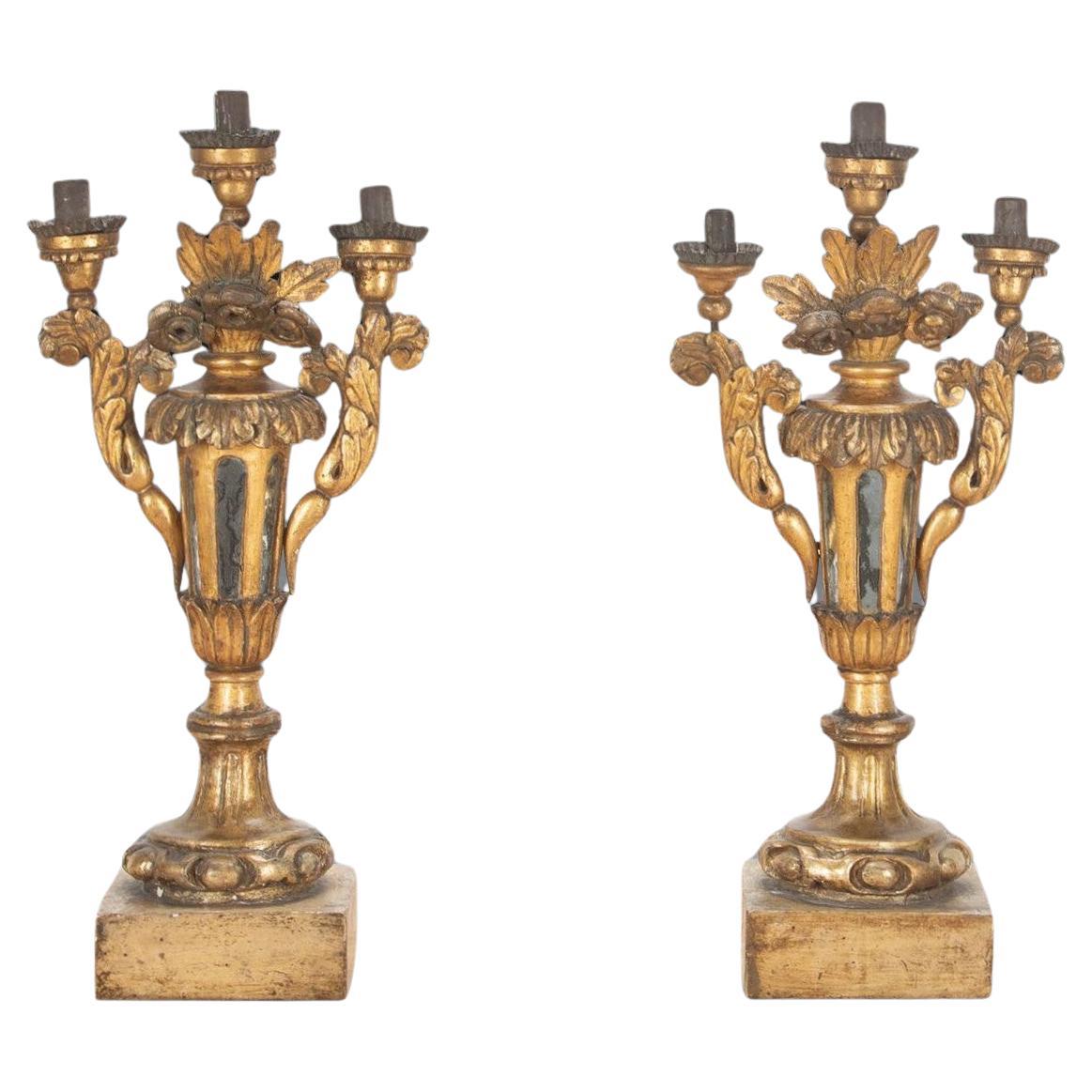 Paire de chandeliers italiens en bois doré du XVIIIe siècle