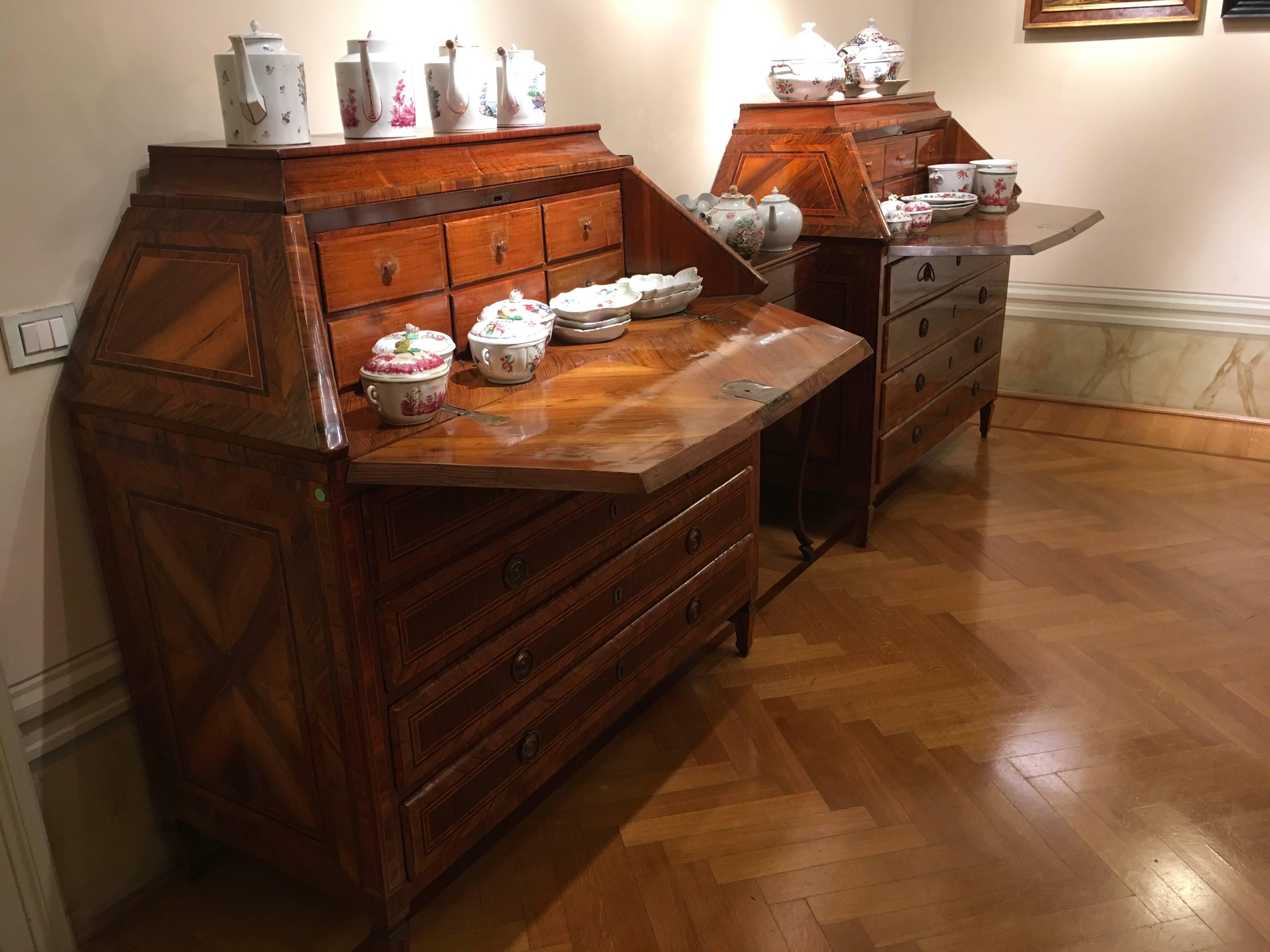 Siglo XVIII Pareja de cómodas italianas de marquetería de nogal con secreter Hecho a mano en venta