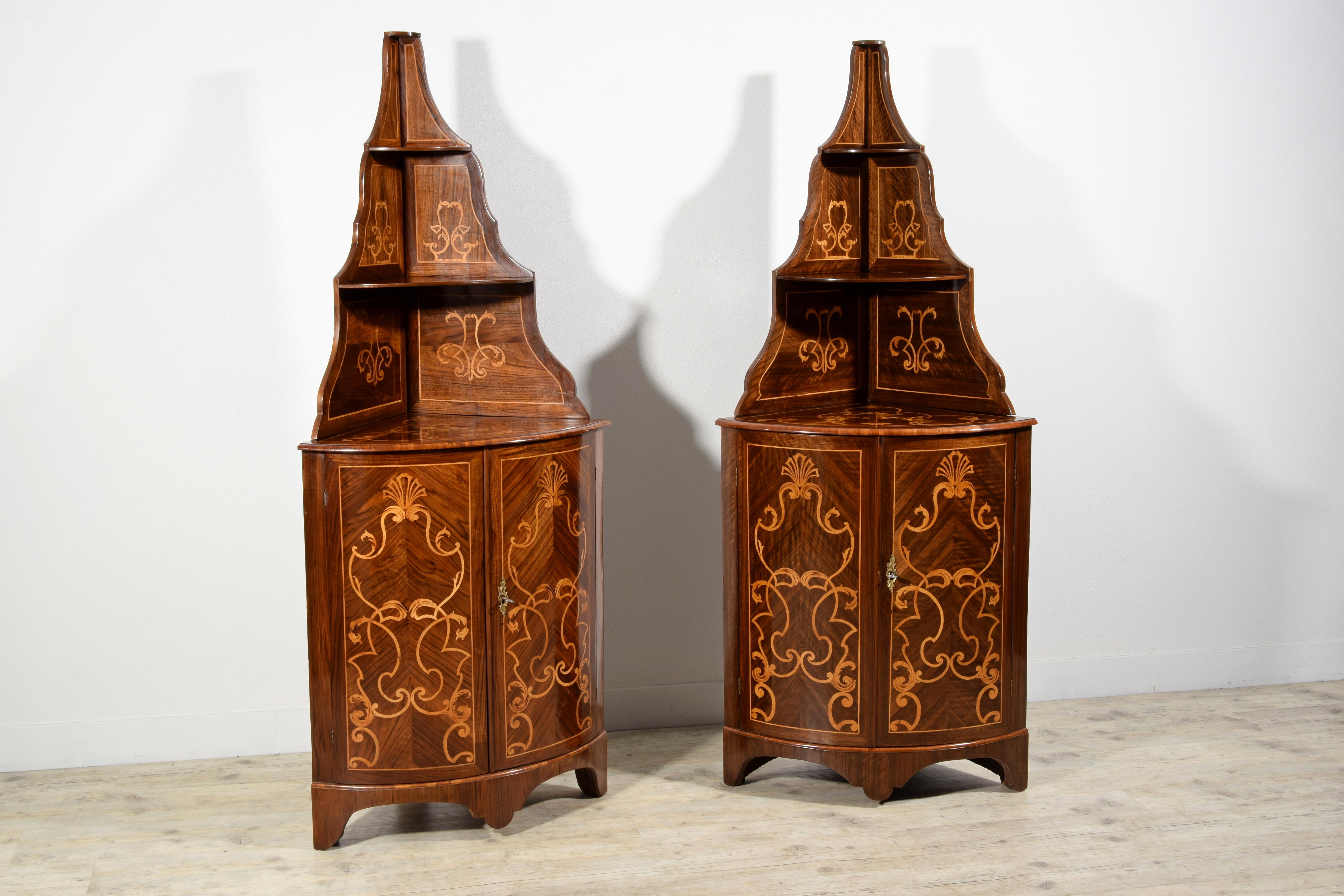 18. Jahrhundert, Paar italienische Intarsienholz-Eckschränke (Barock) im Angebot