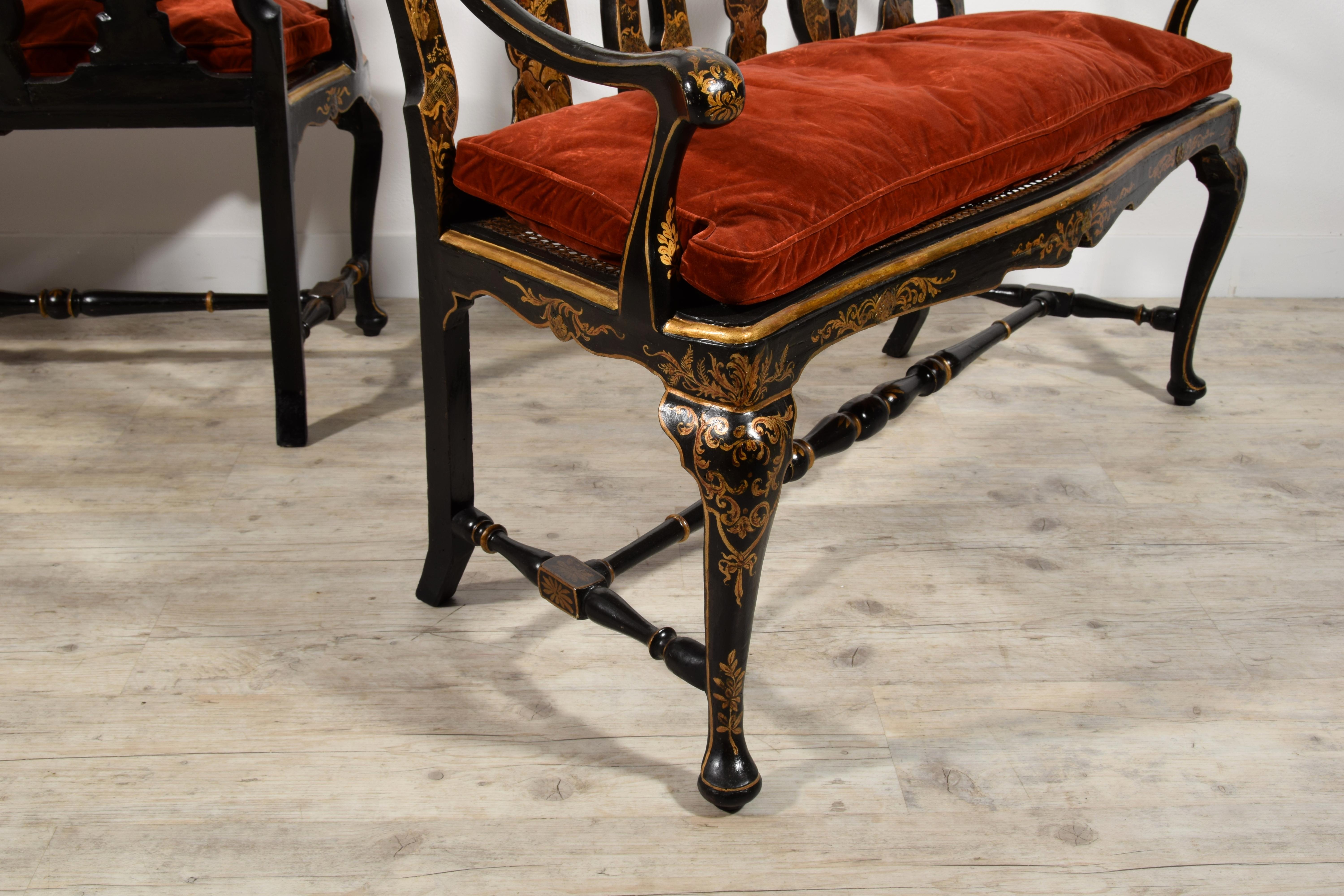 18th Century, Pair of Italian Lacquered Chinoiserie Wood Sofas For Sale 7