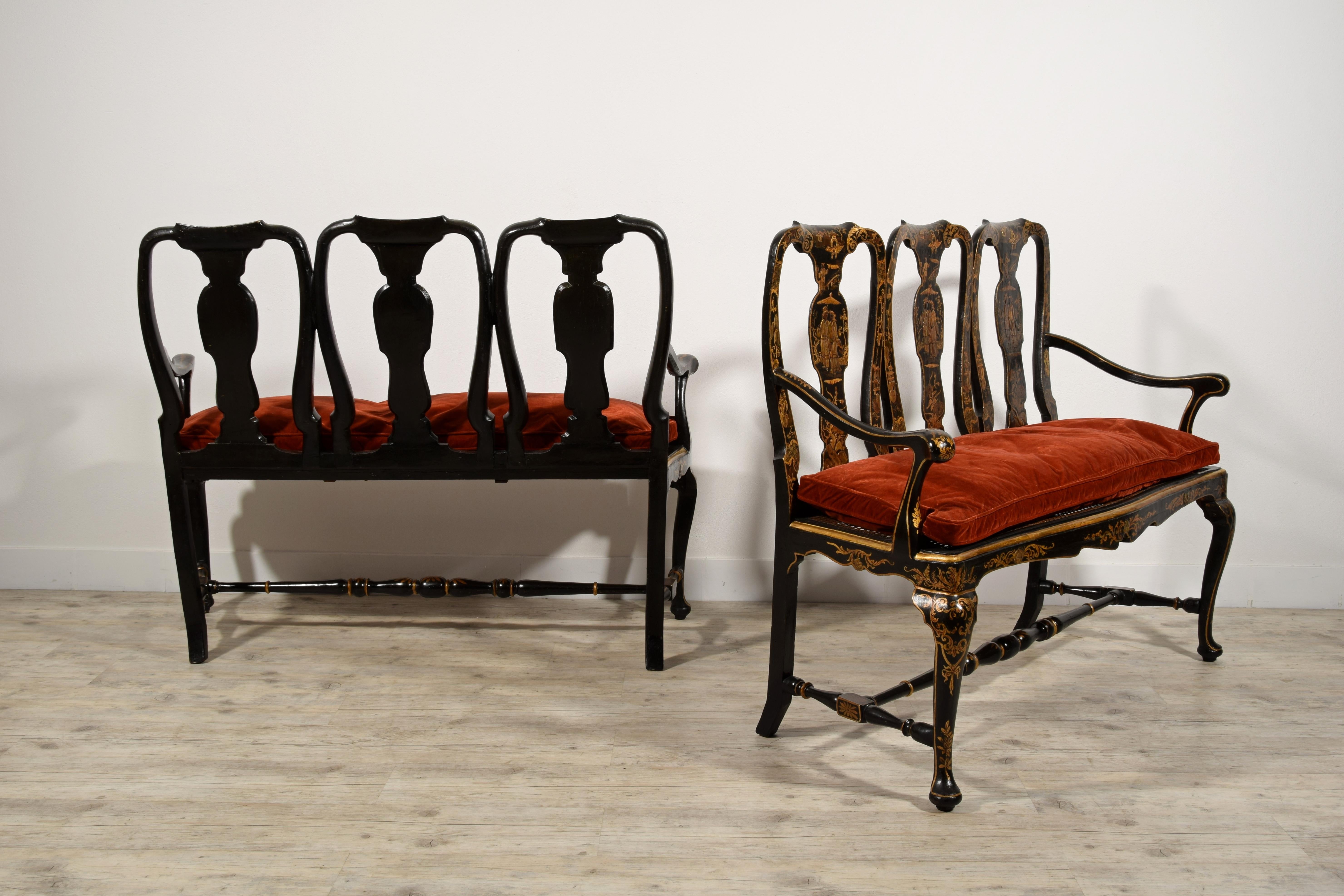 18th Century, Pair of Italian Lacquered Chinoiserie Wood Sofas For Sale 11