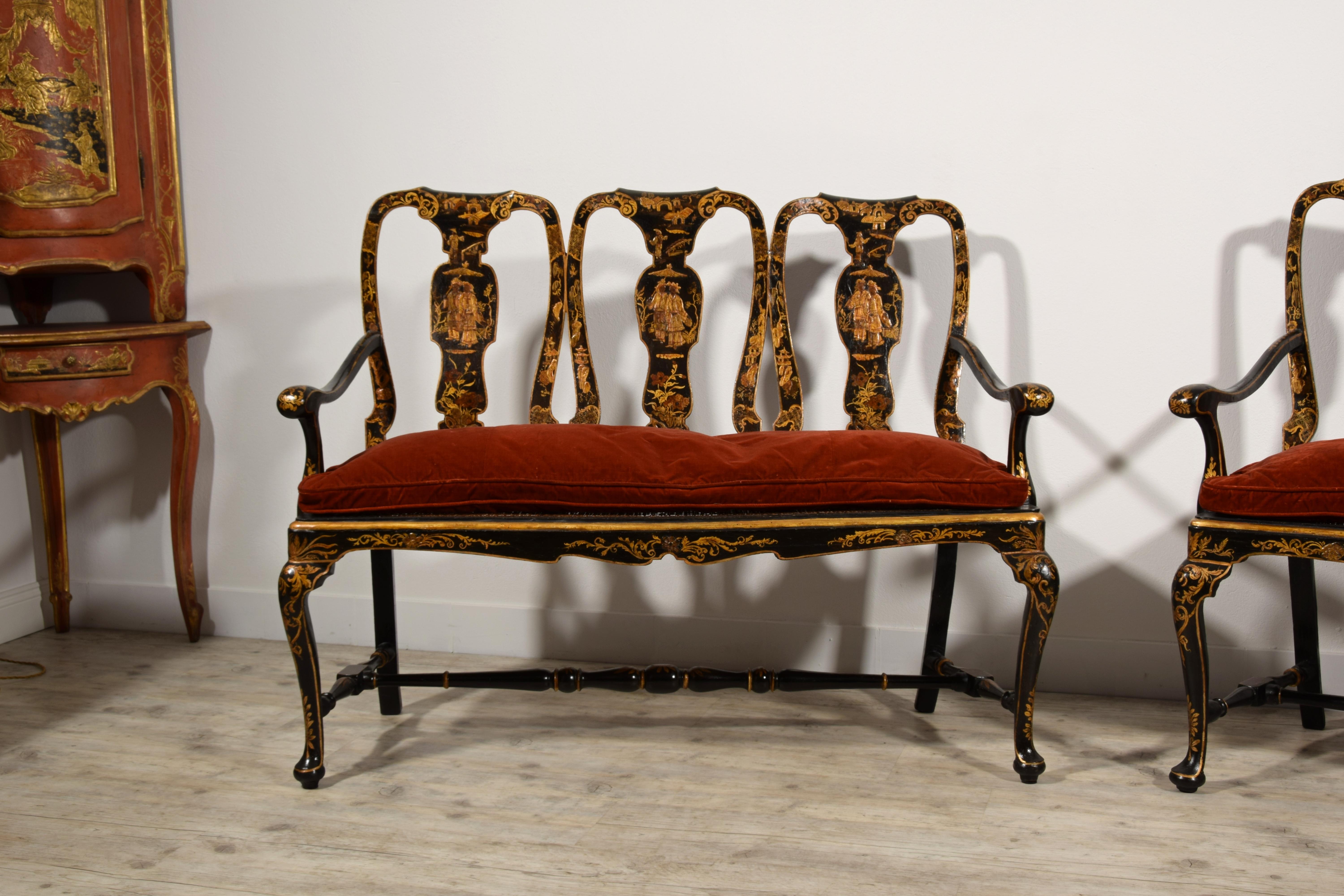 18th Century, Pair of Italian Lacquered Chinoiserie Wood Sofas For Sale 15