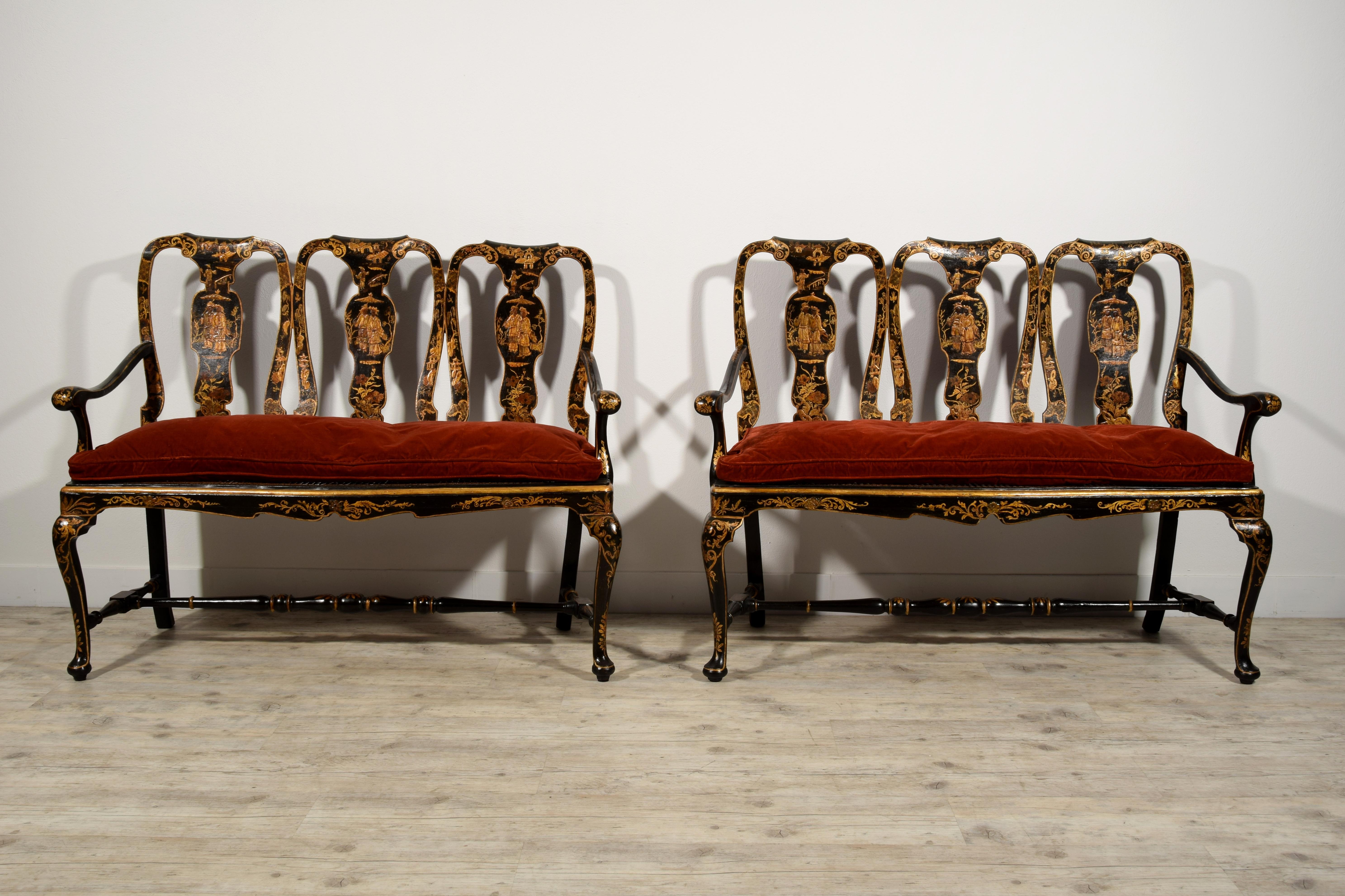 Baroque Paire de canapés italiens en bois laqué de style chinoiserie du 18ème siècle en vente