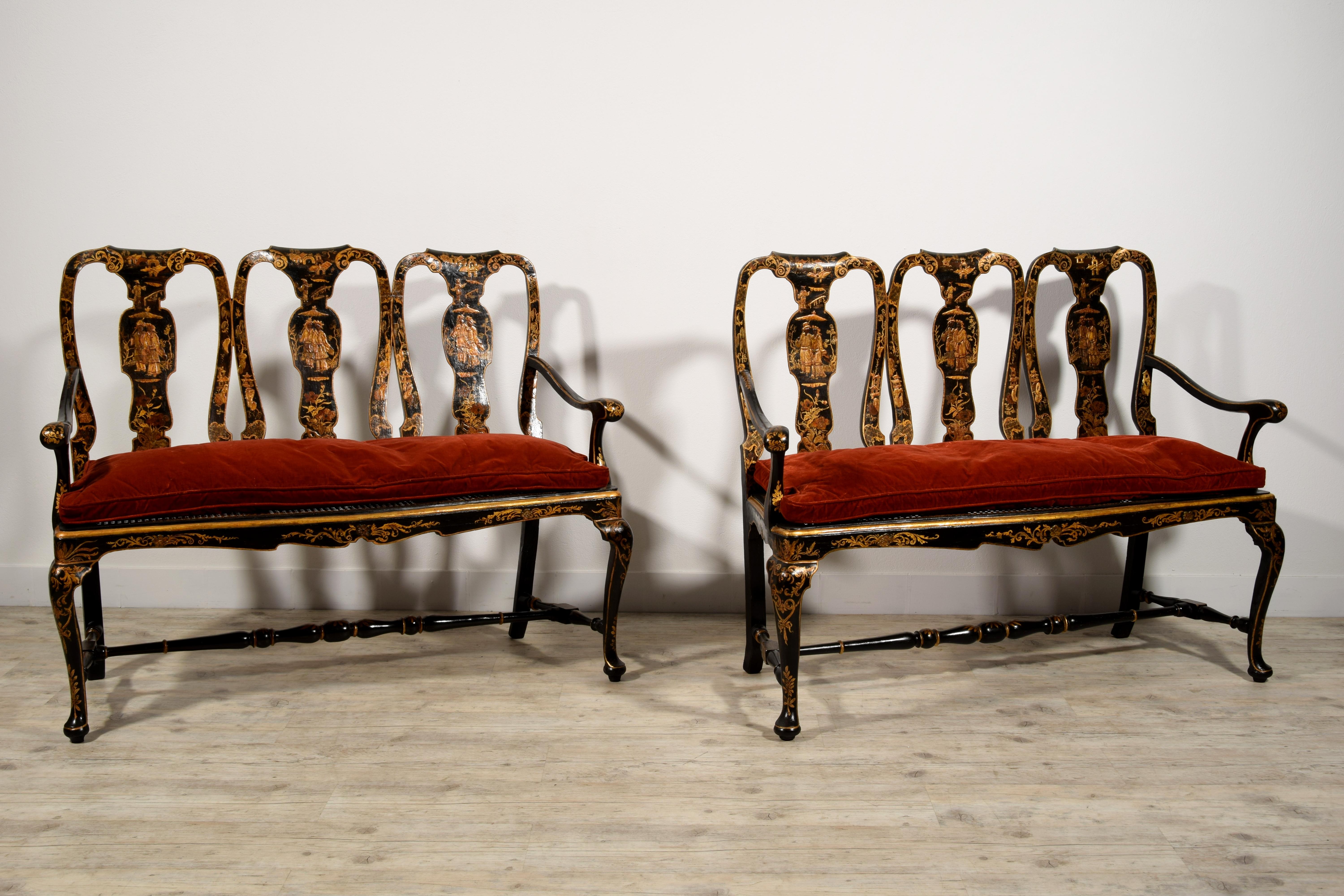 18th Century, Pair of Italian Lacquered Chinoiserie Wood Sofas For Sale 1