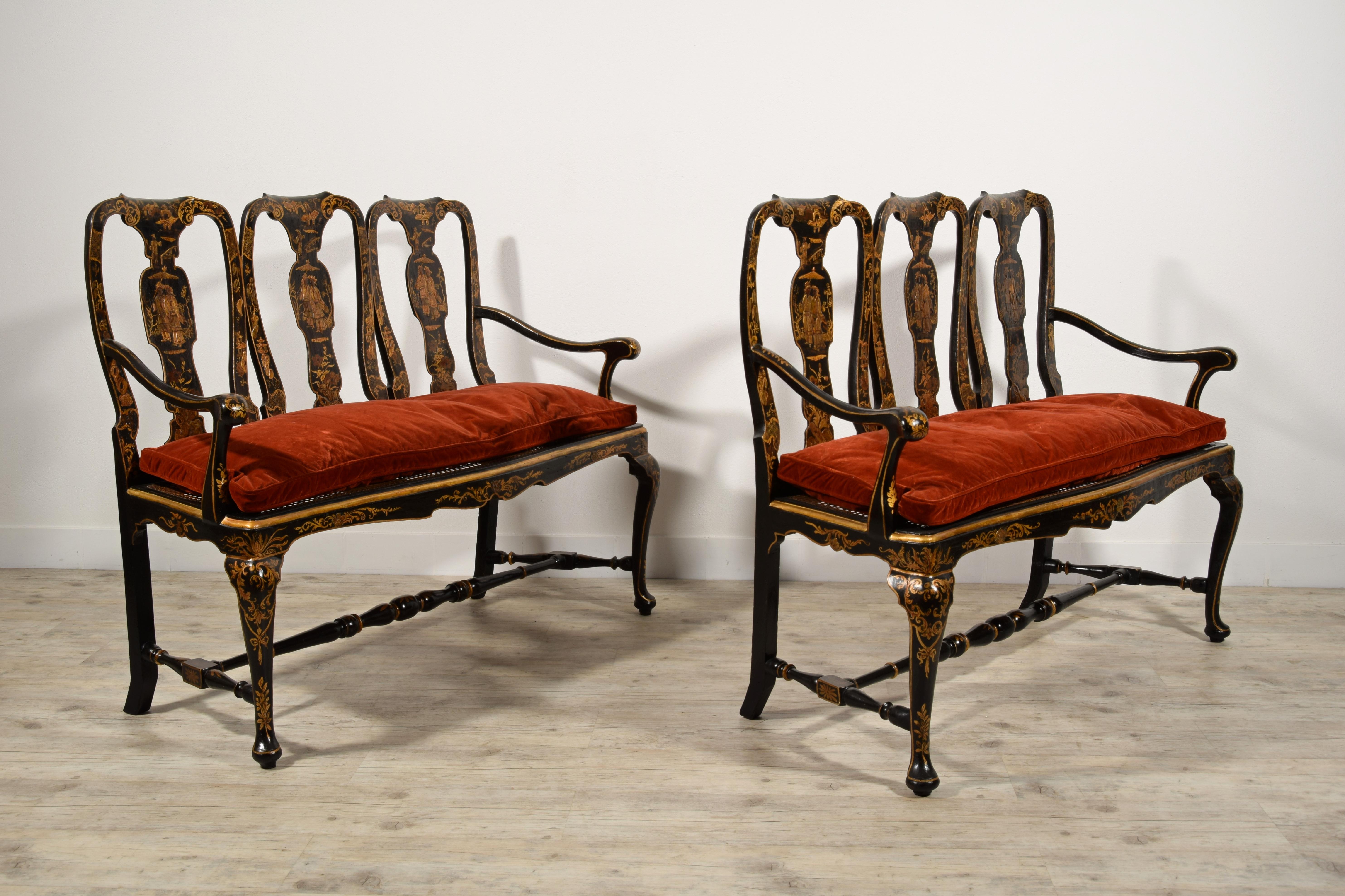 XVIIIe siècle Paire de canapés italiens en bois laqué de style chinoiserie du 18ème siècle en vente