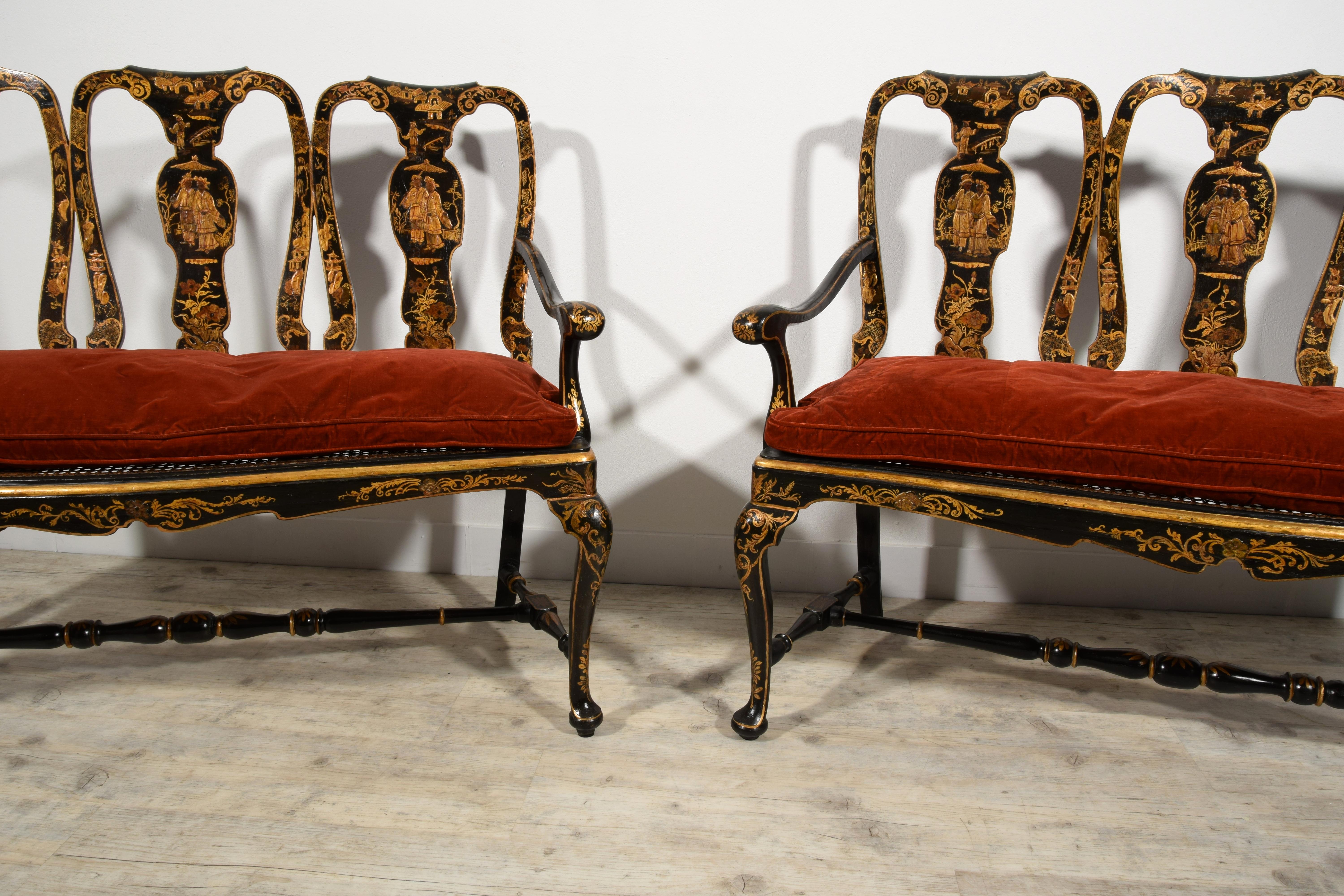 18th Century, Pair of Italian Lacquered Chinoiserie Wood Sofas For Sale 3