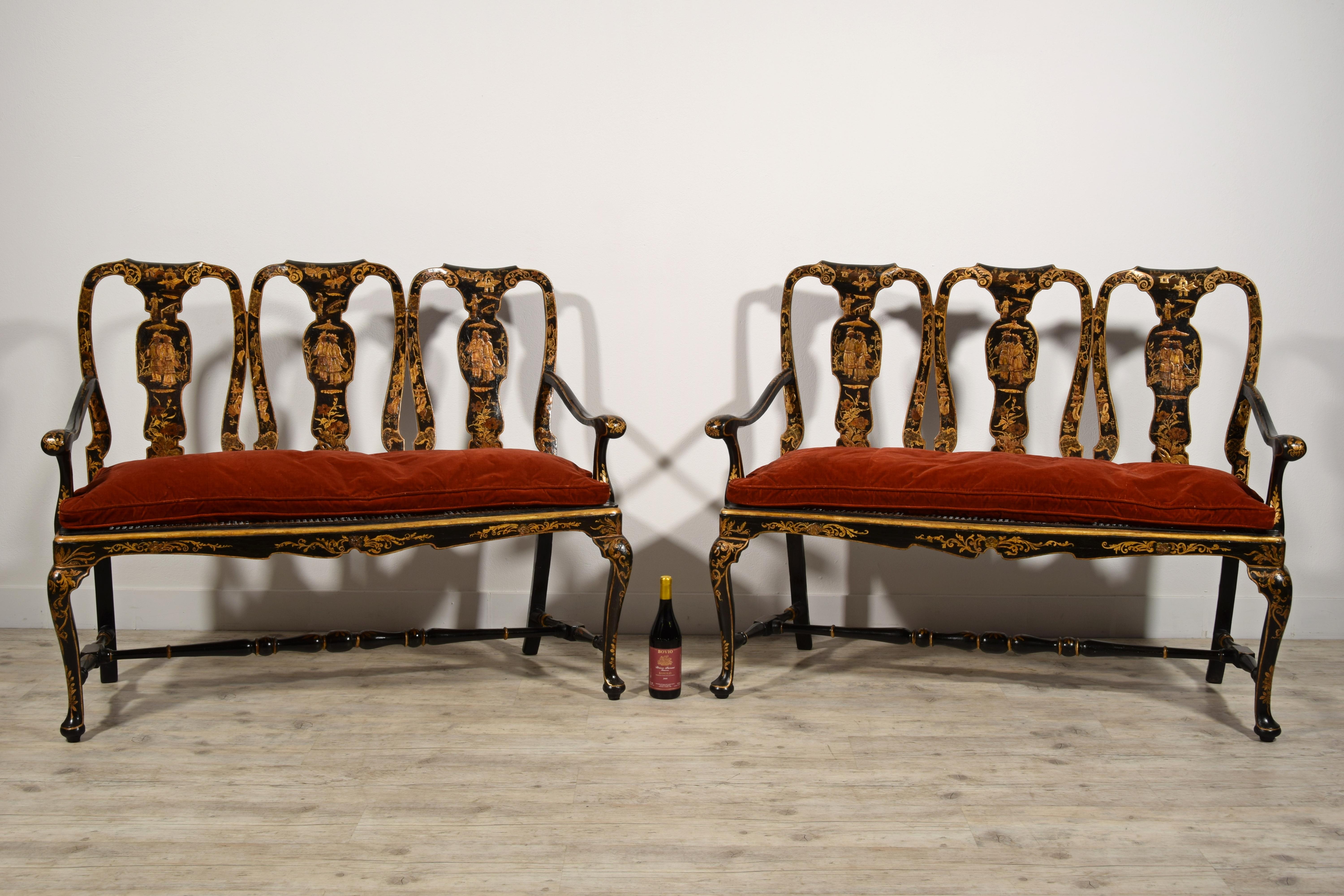 18th Century, Pair of Italian Lacquered Chinoiserie Wood Sofas For Sale 4