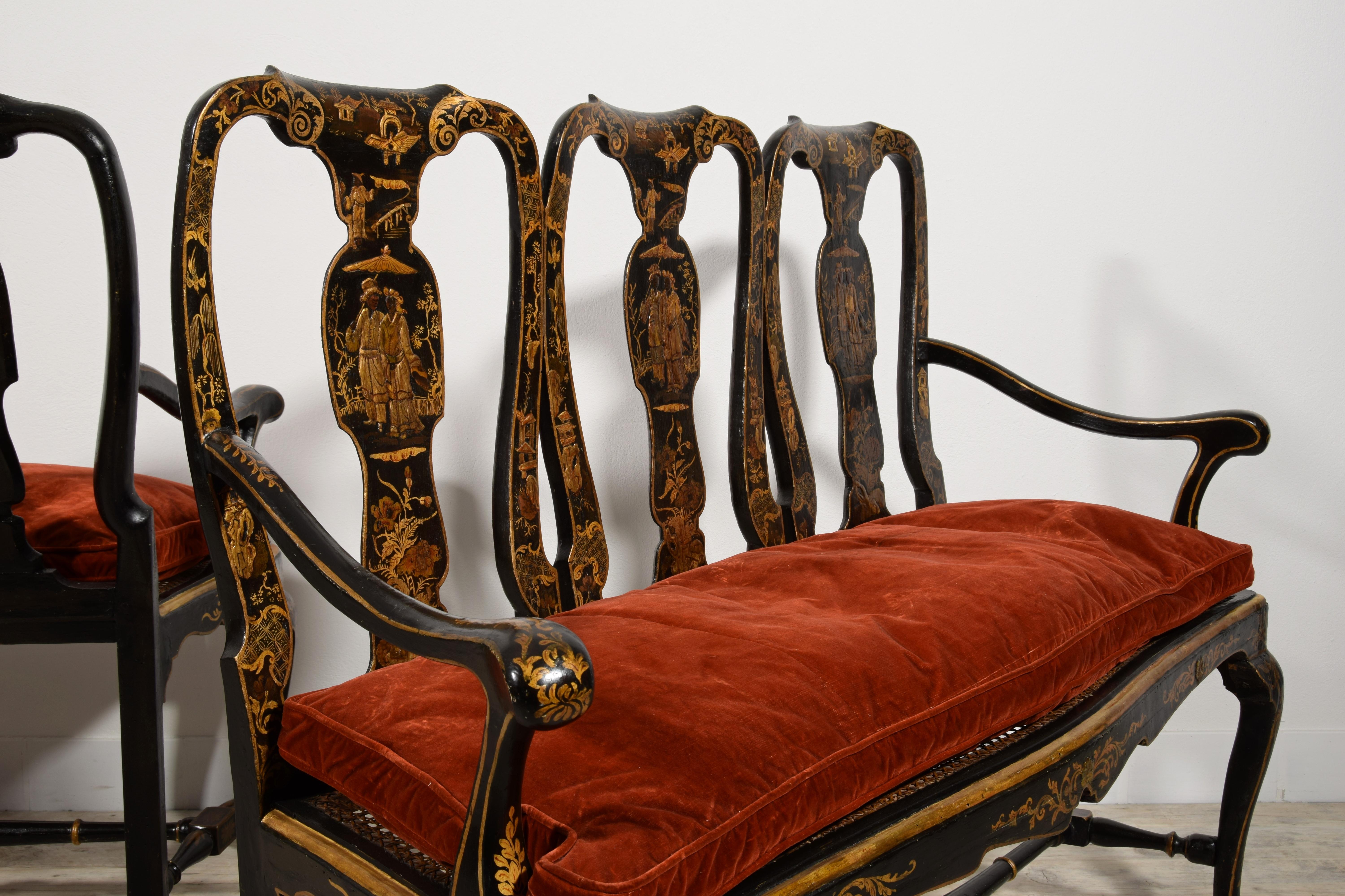 18th Century, Pair of Italian Lacquered Chinoiserie Wood Sofas For Sale 5