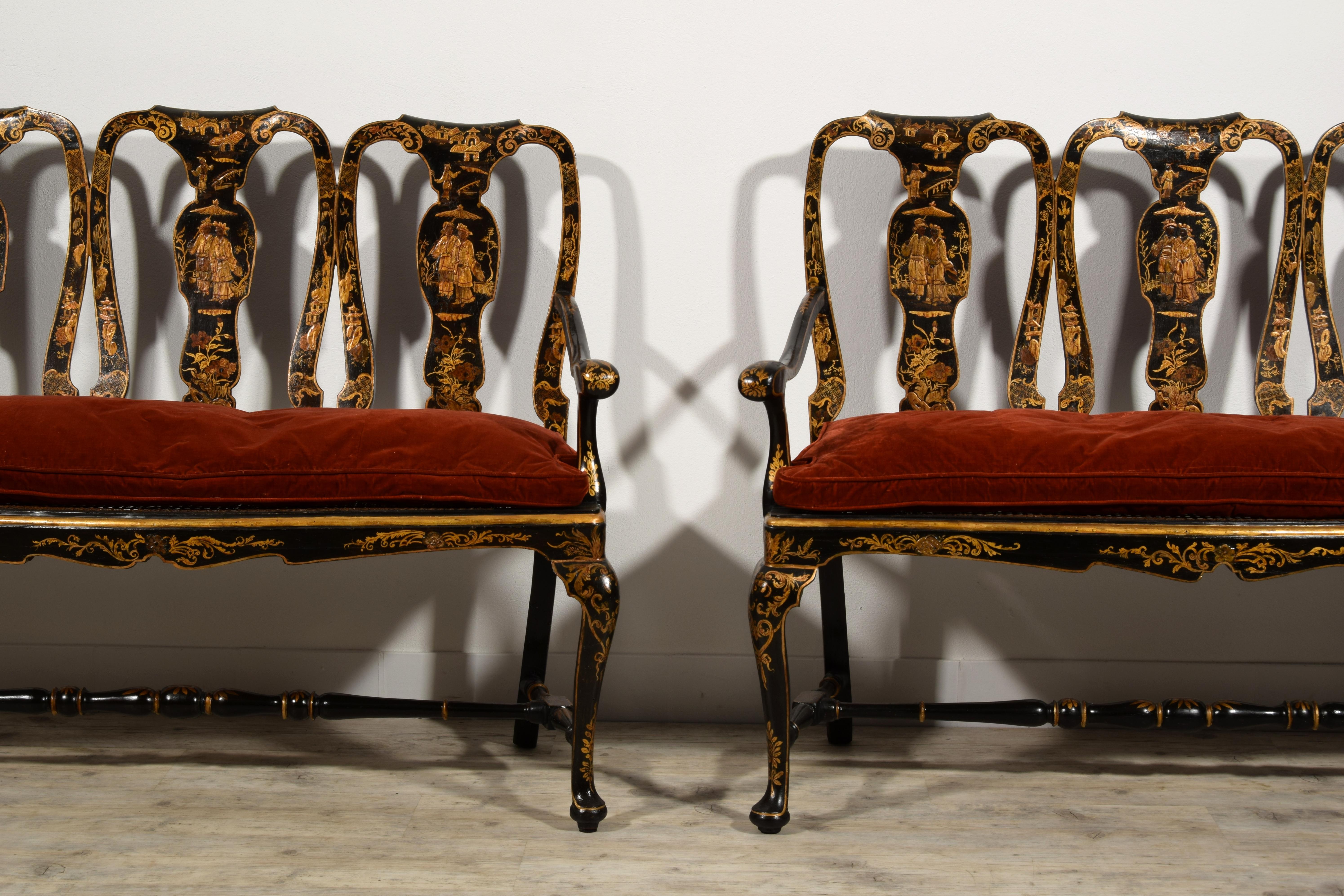 18th Century, Pair of Italian Lacquered Chinoiserie Wood Sofas For Sale 6