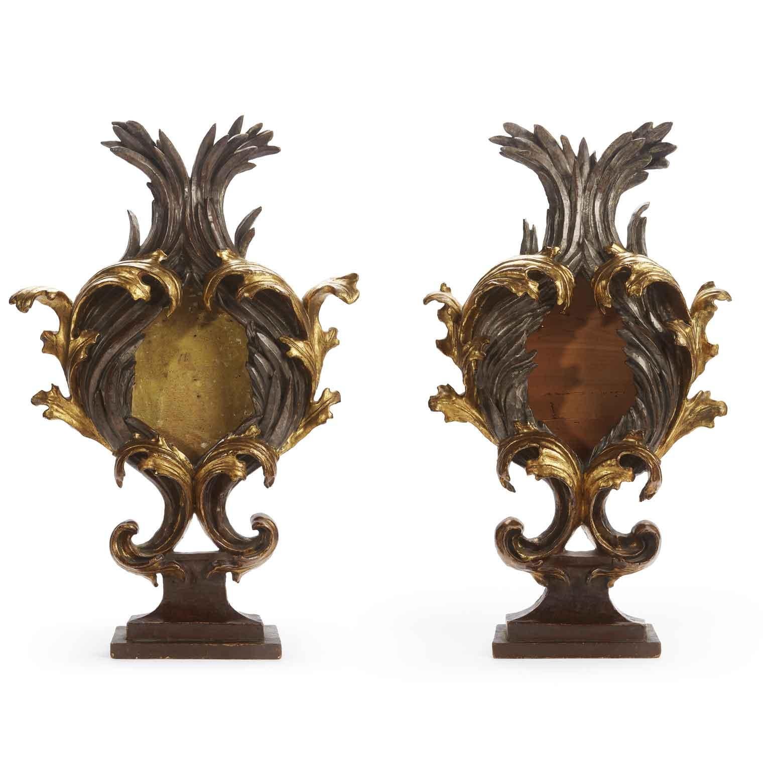 18th Century monumental pair of gilt and silvered wooden reliquary coming from Central Italy, decorated with deep scrolling pattern carving and dating back to the first half of 18th century, 1730 circa.

Standing on an upside-down shelf shaped