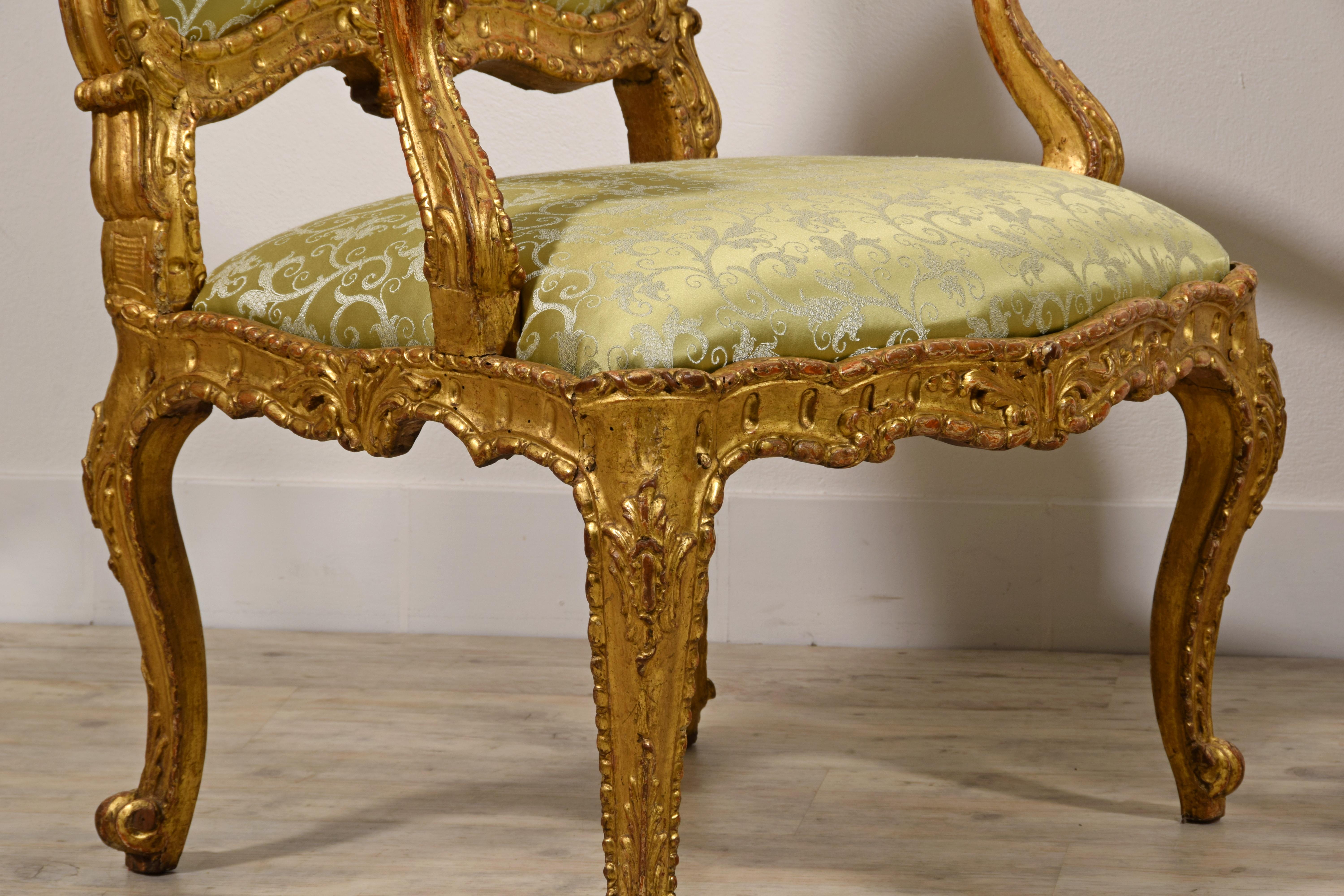 Paire de fauteuils italiens Louis XV en bois doré sculpté du XVIIIe siècle en vente 12
